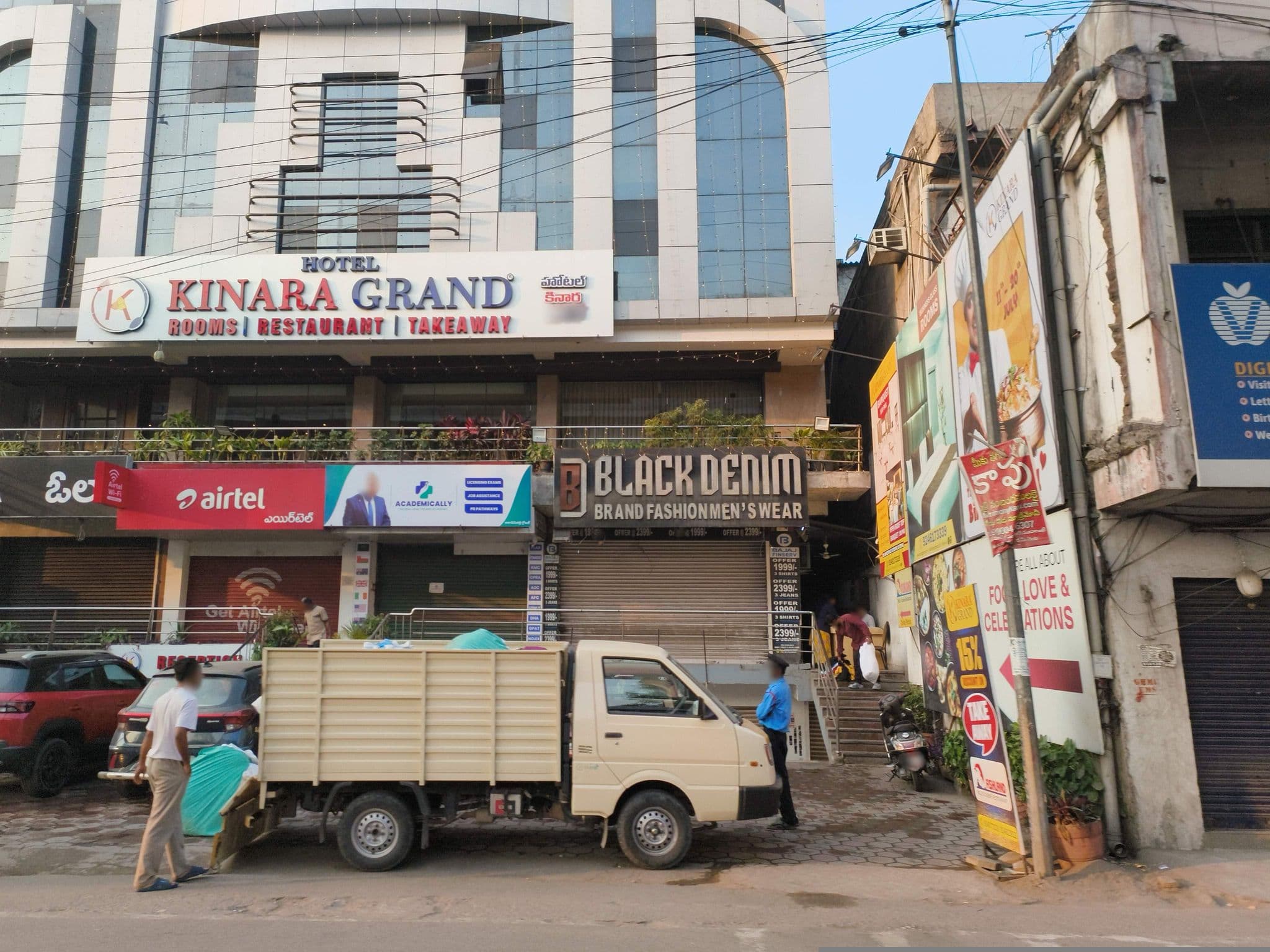 Street view near Hotel Savera Residency, Rāniganj — © ph4ni (CC BY-SA · Mapillary)