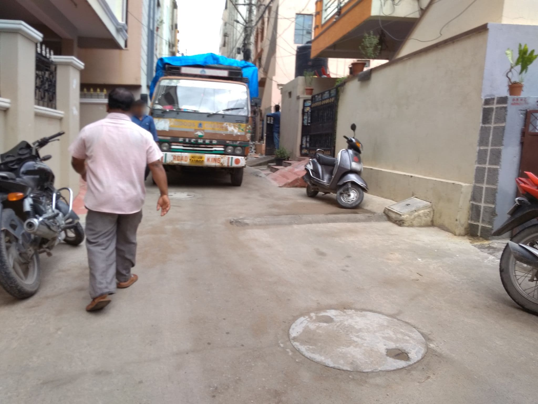 Street view near Shiva Sai Men's Hostel And Pg, Nārsingi — © srirajkumar (CC BY-SA · Mapillary)