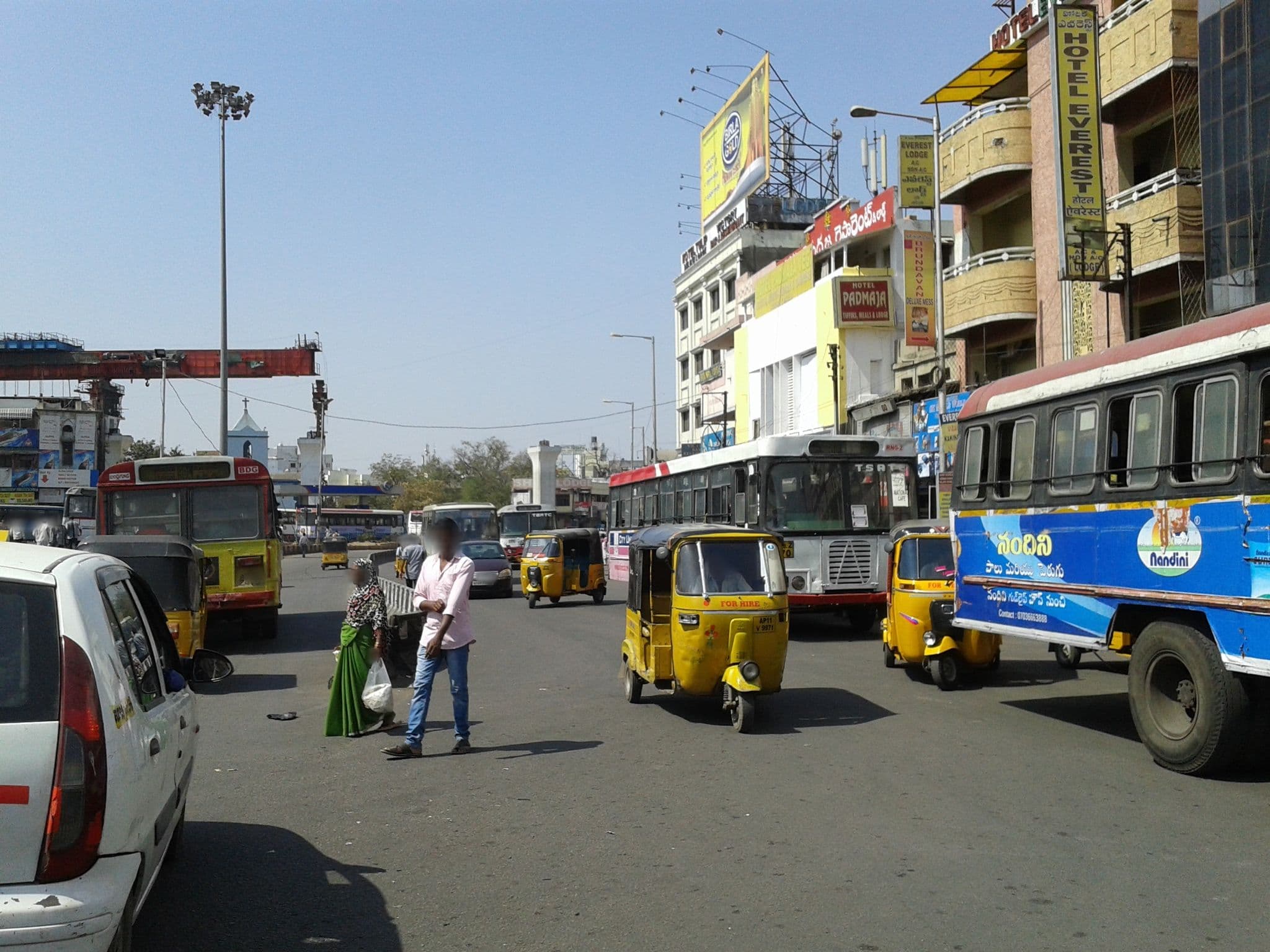 Street view near Everest Travels, Rāniganj — © sravaniathreyapurapu (CC BY-SA · Mapillary)