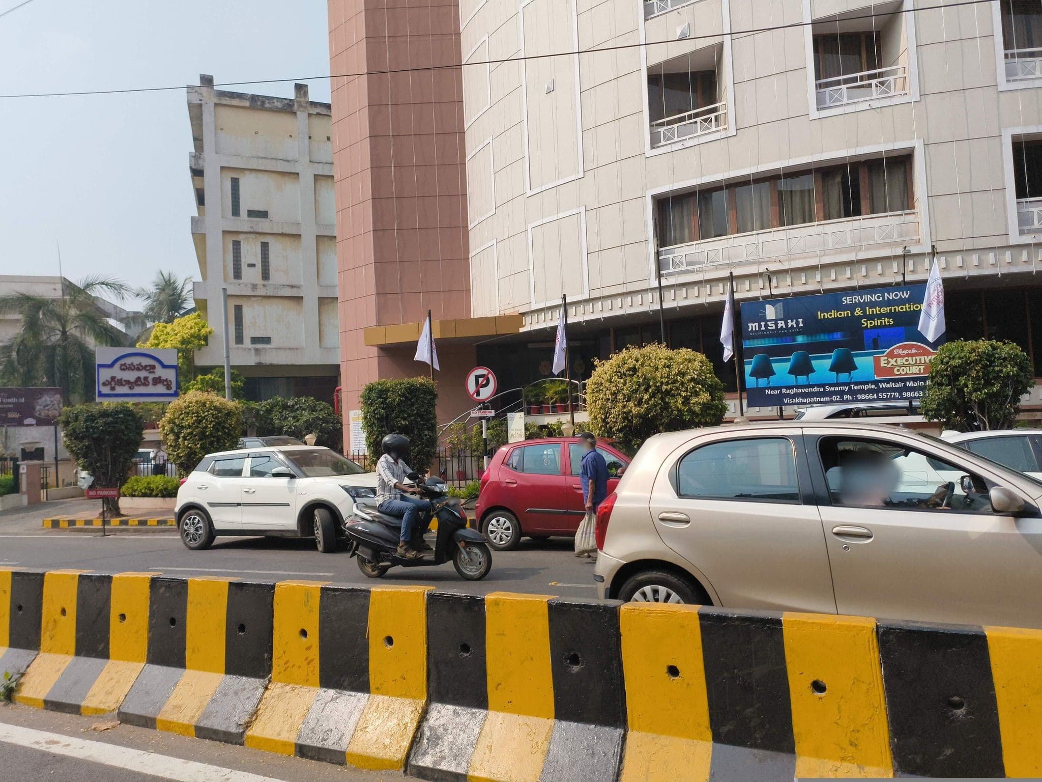 Street view near Hotel Executive Court, Rasapūdipalem — © ph4ni (CC BY-SA · Mapillary)