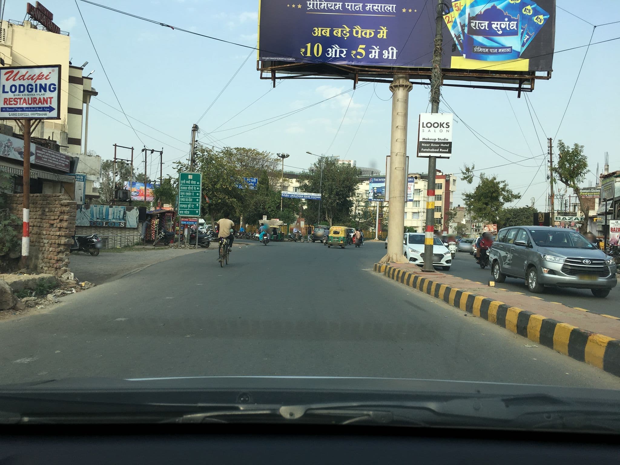 Street view near Hotel Maniram Palace, Agra — © gaurav84 (CC BY-SA · Mapillary)