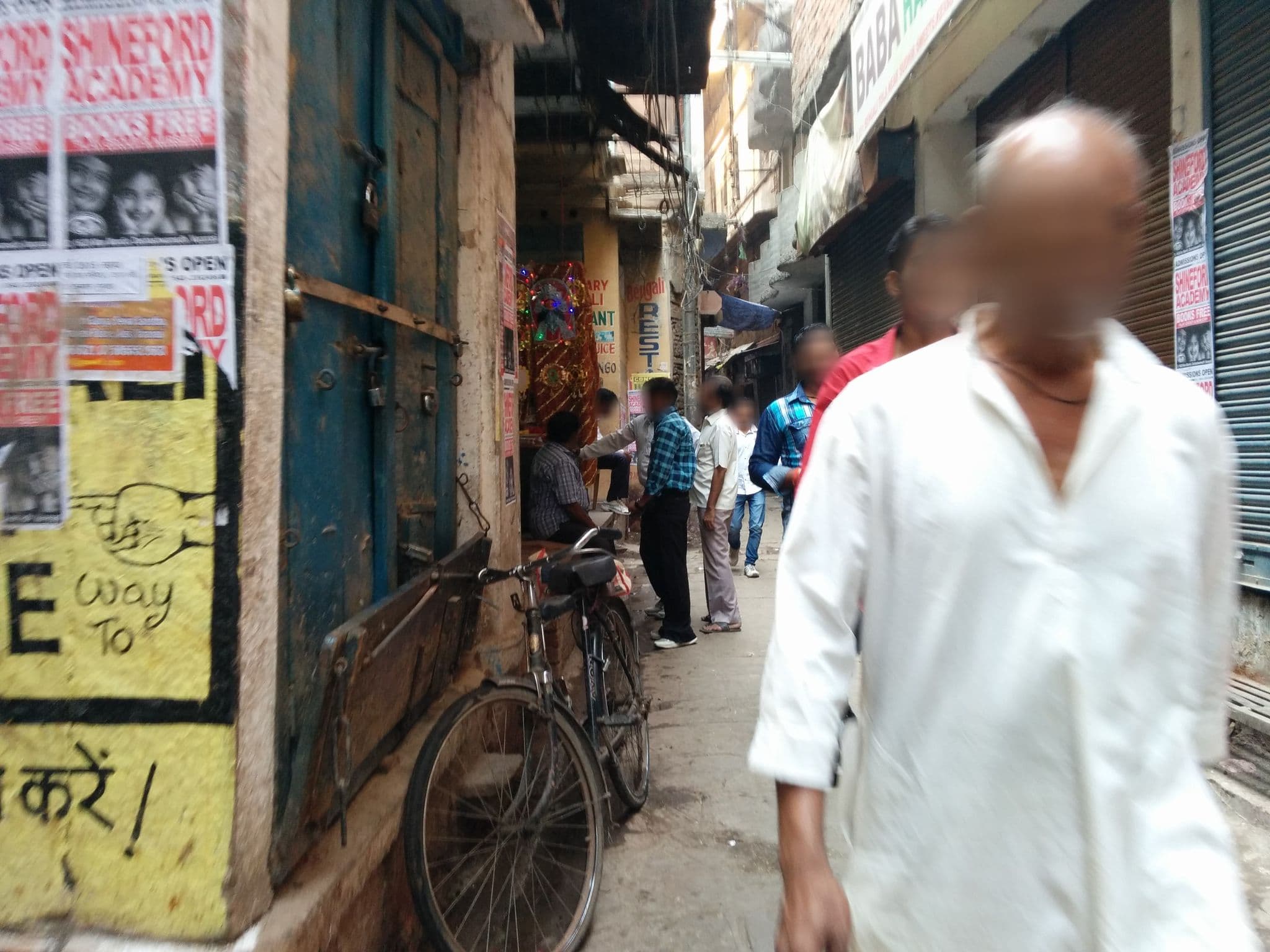 Street view near LOTUS PAYING GUEST HOUSE, Varanasi — © sashazykov (CC BY-SA · Mapillary)