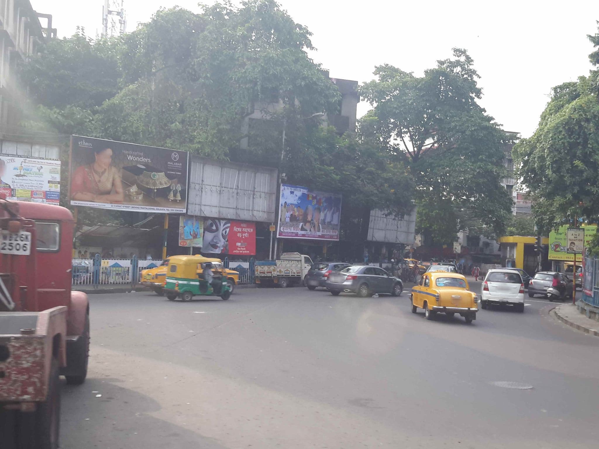 Street view near Golpark Guest House, Kolkata — © supersubra (CC BY-SA · Mapillary)