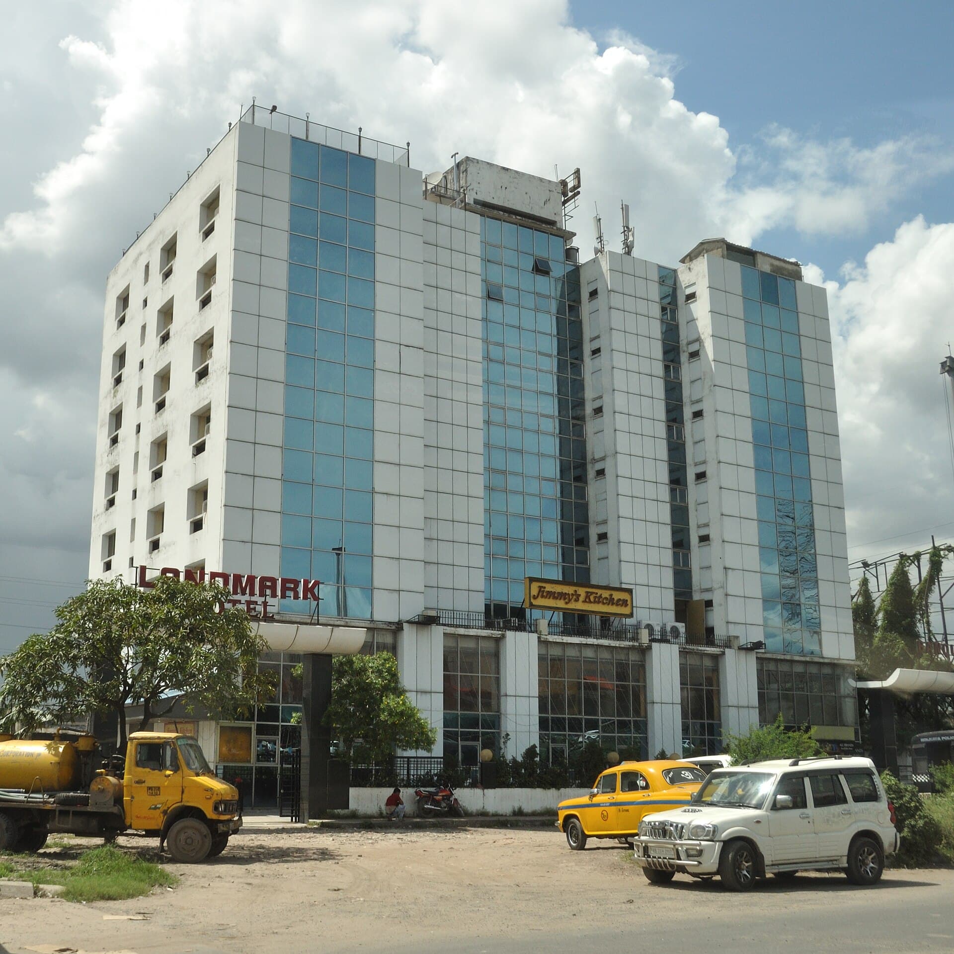 Landmark Hotel (via Wikimedia Commons, CC BY 3.0)