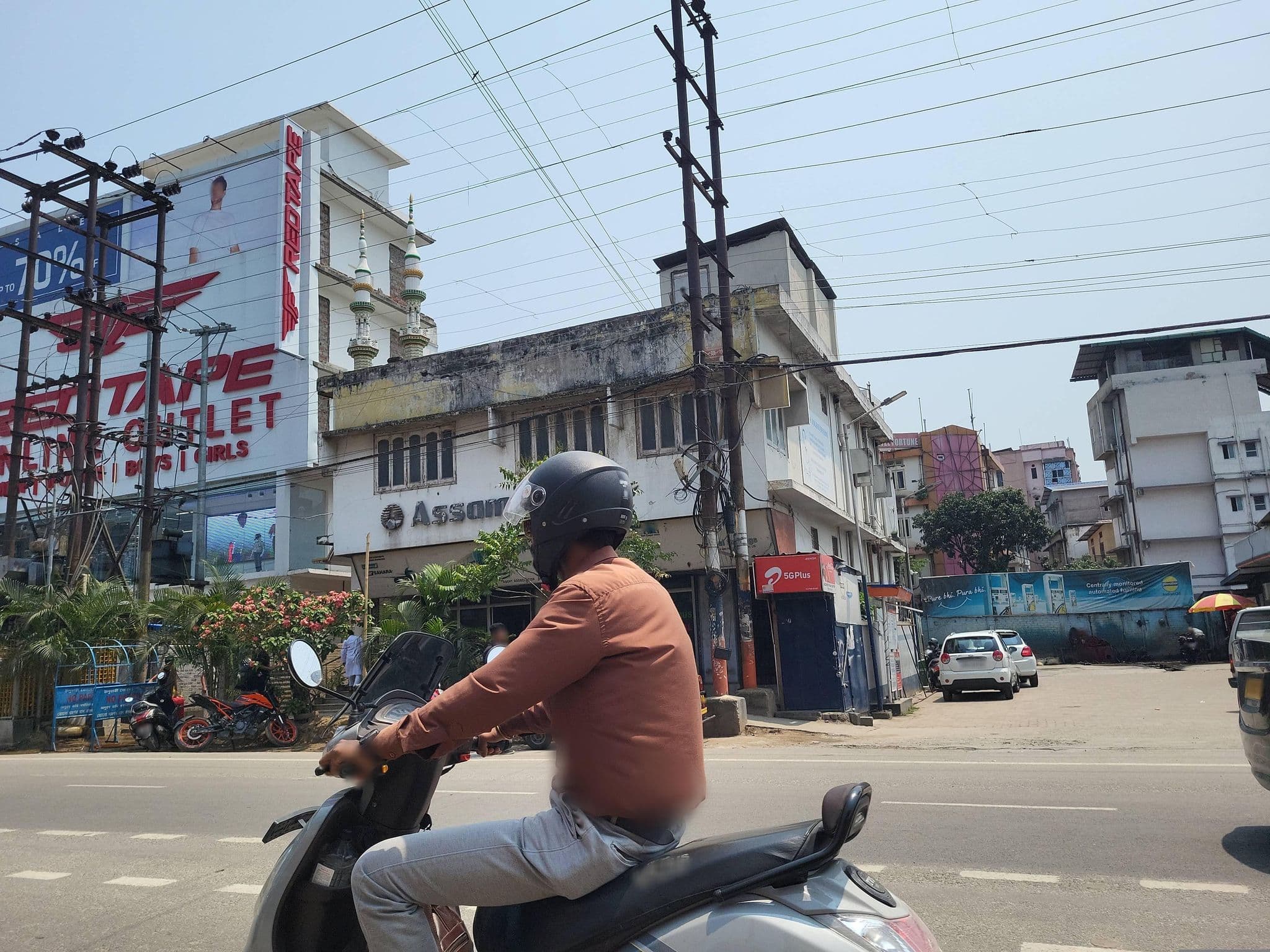 Street view near Minakshi Guest House, Guwahati — © Dilcharan (CC BY-SA · Mapillary)
