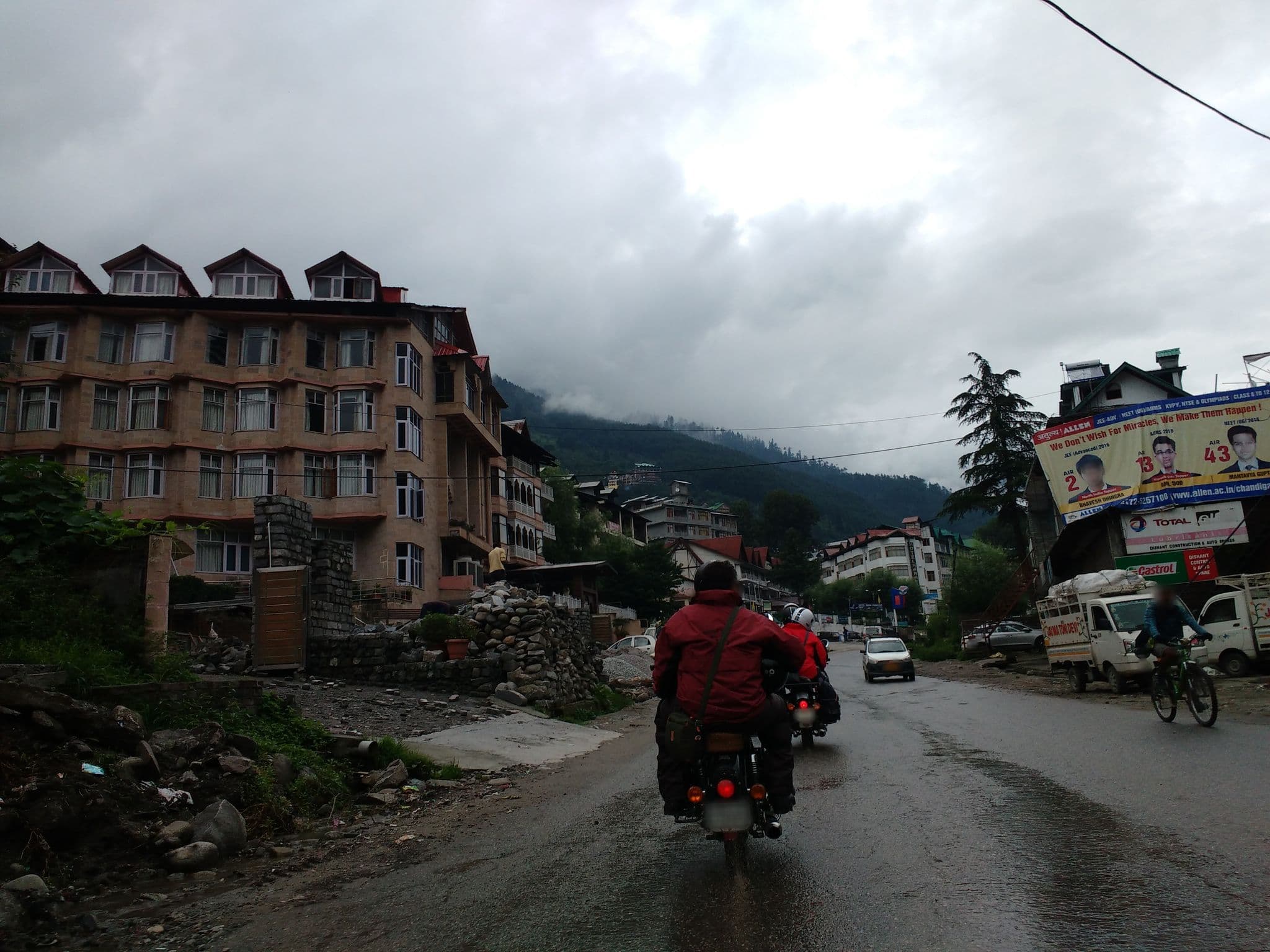 Street view near Hotel The Himachal Inn, Kulu — © srividya (CC BY-SA · Mapillary)