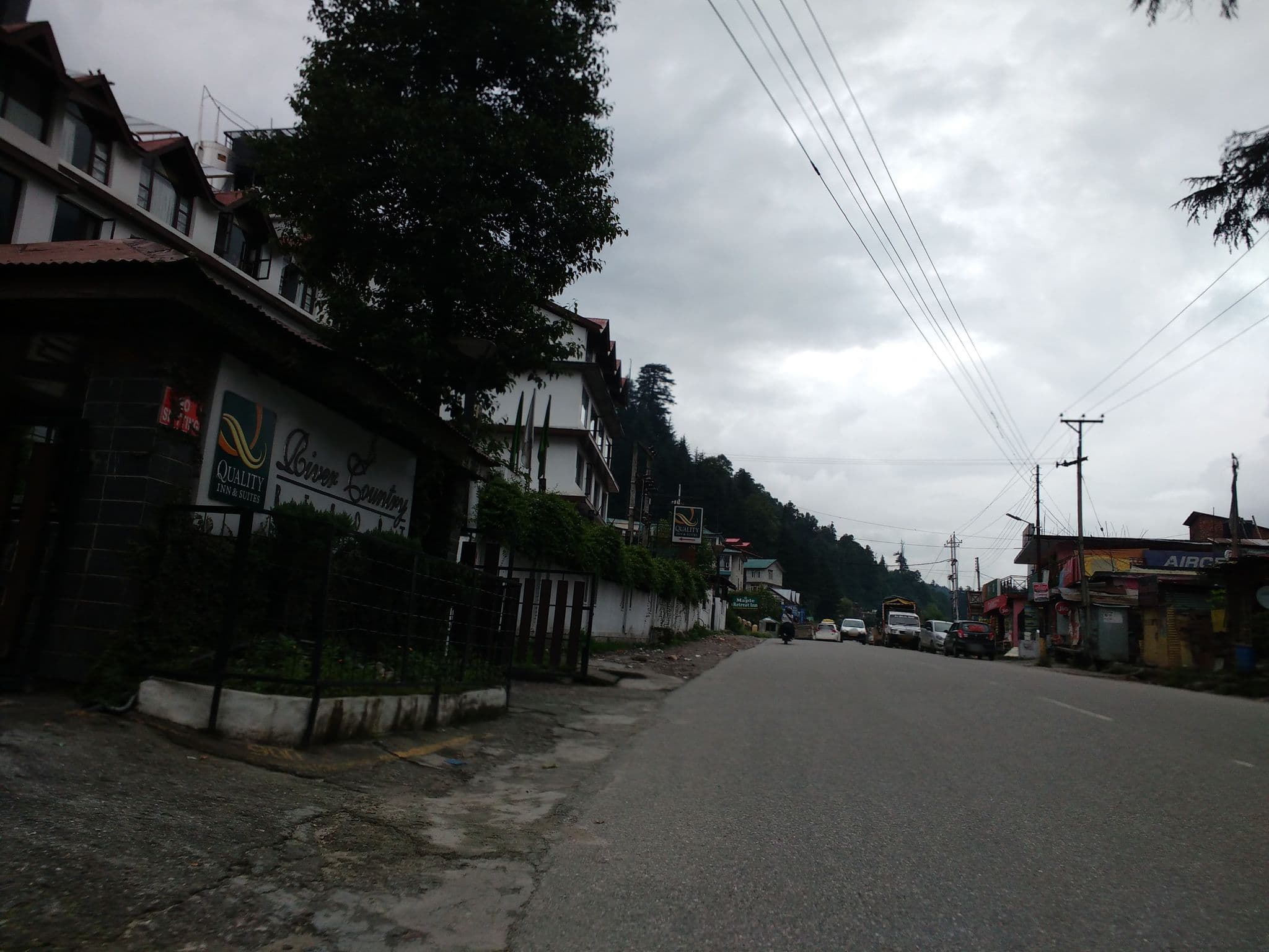 Street view near Hotel Nandini Palace, Kulu — © srividya (CC BY-SA · Mapillary)
