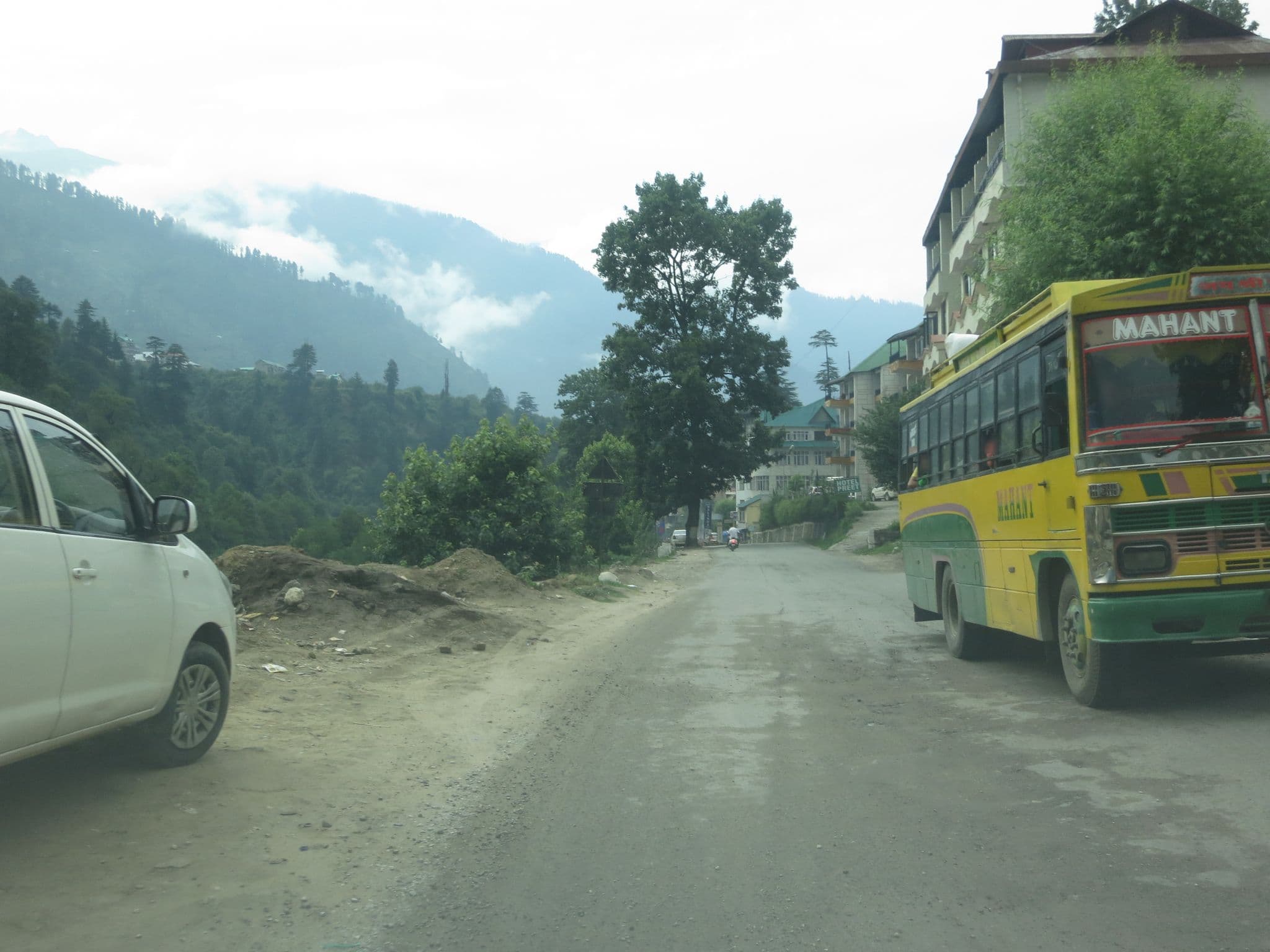 Street view near Holiday Cottage & Resorts, Kulu — © lto (CC BY-SA · Mapillary)