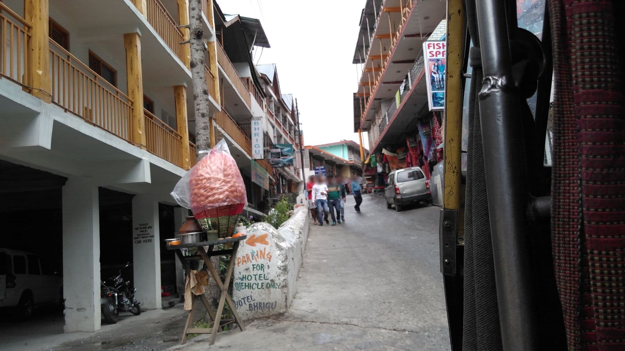 Street view near Hotel Arohi, Kulu — © lto (CC BY-SA · Mapillary)