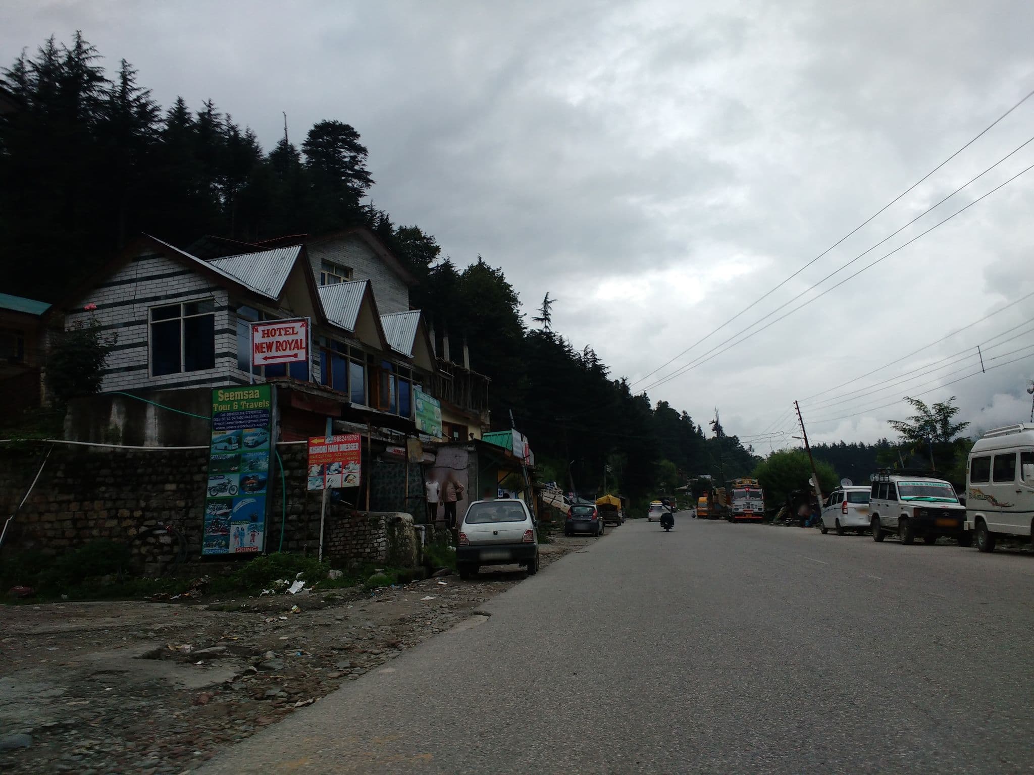 Street view near Hotel Chandermukhi, Kulu — © srividya (CC BY-SA · Mapillary)