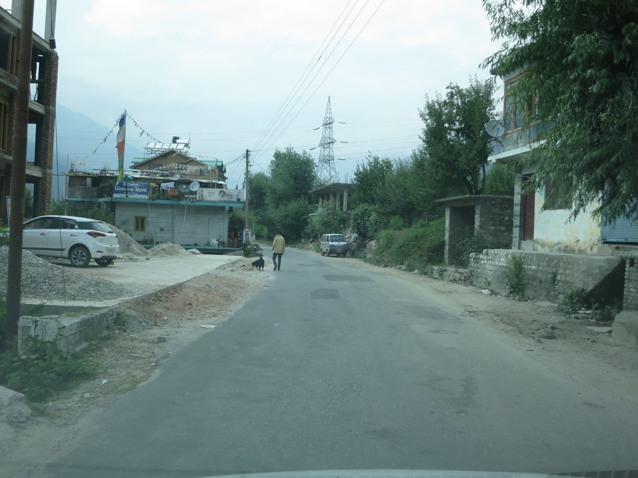 Street view near Whistling Pine Resorts and Spa, Kulu — © lto (CC BY-SA · Mapillary)