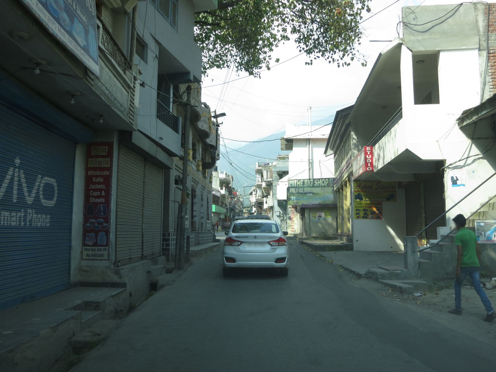 Street view near Derpoyn Guest House, Kulu — © lto (CC BY-SA · Mapillary)