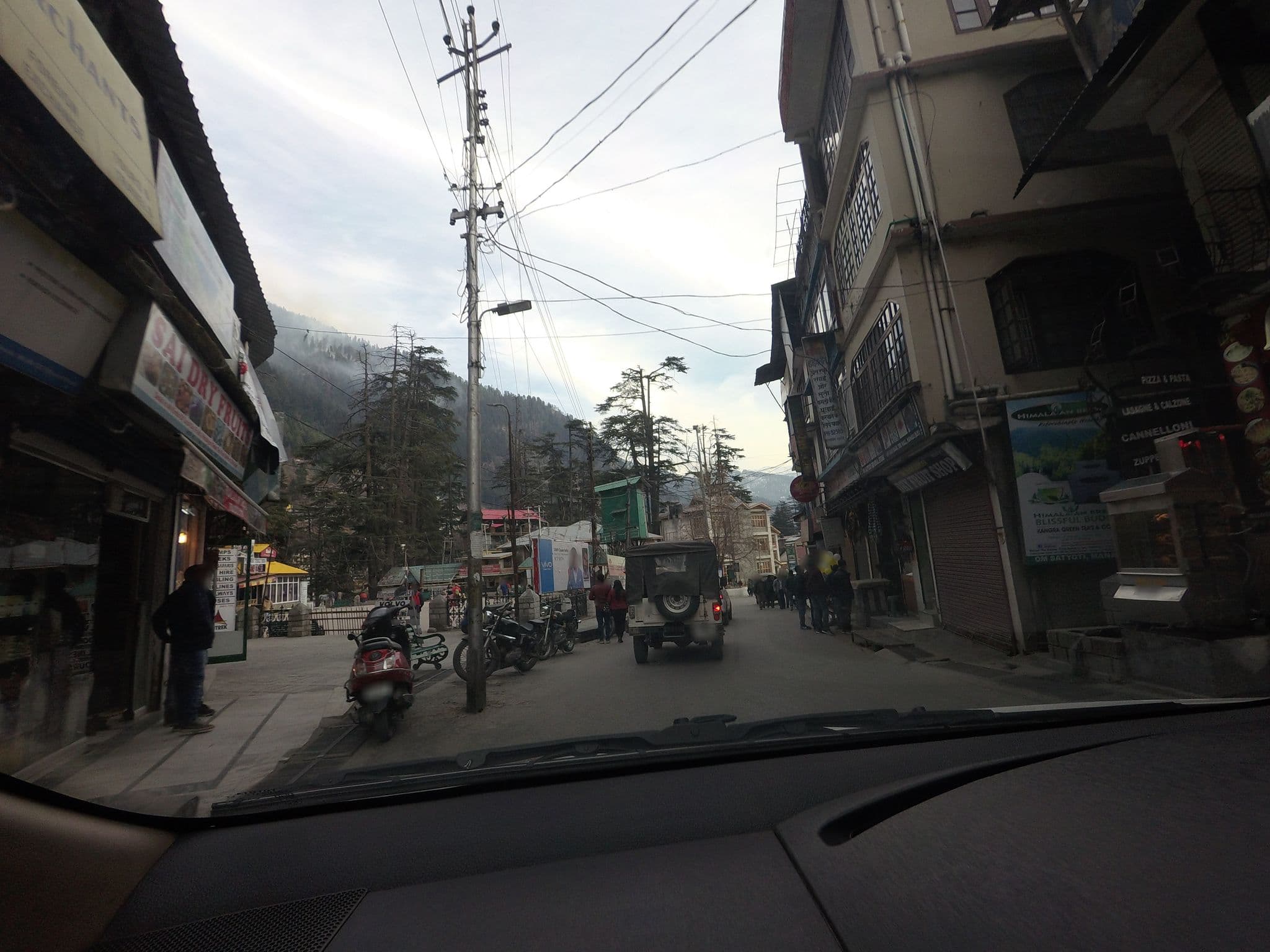 Street view near Hotel Apple Paradise, Kulu — © natarajakaveeti (CC BY-SA · Mapillary)