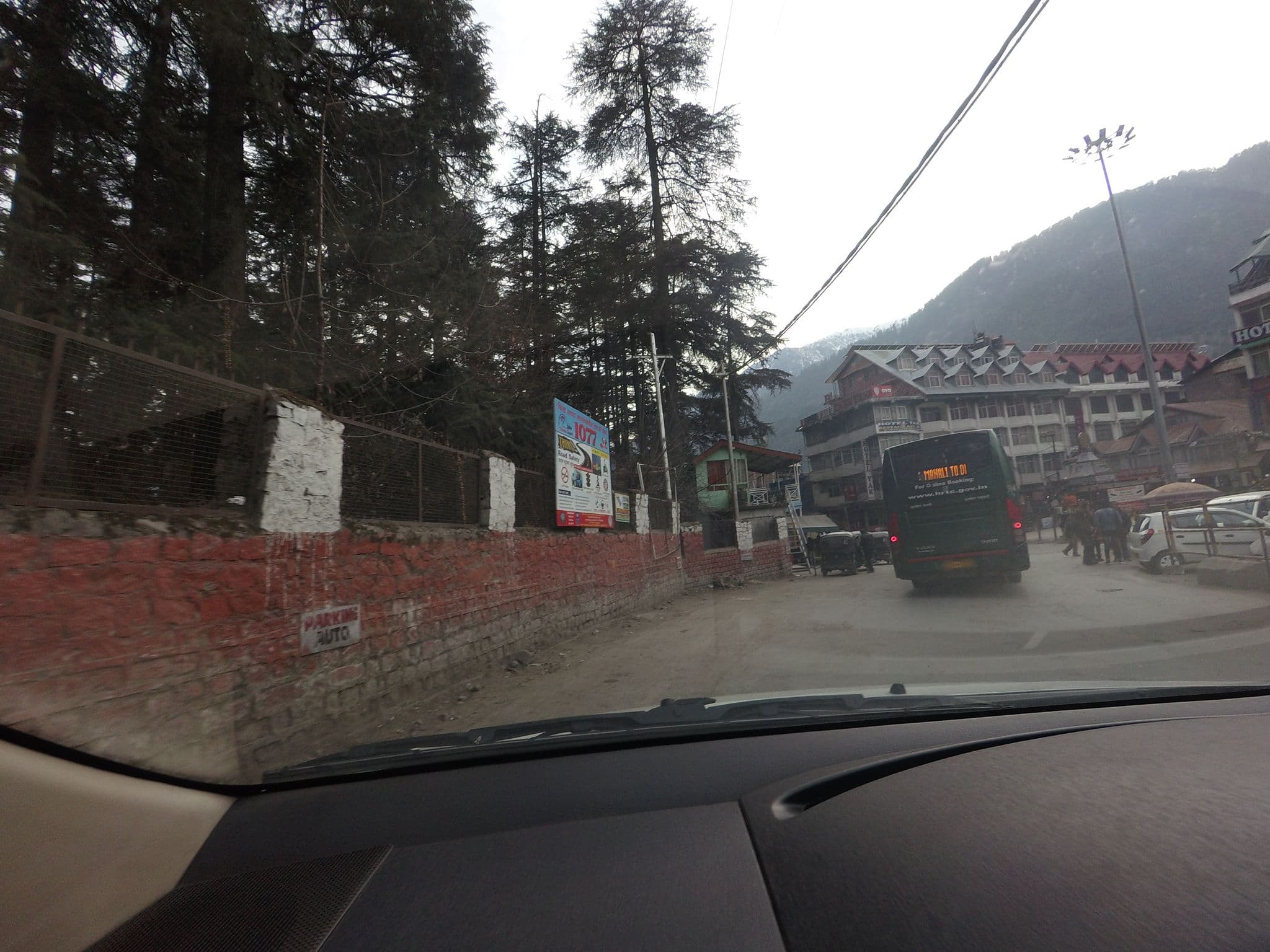 Street view near Hotel Hillans, Kulu — © natarajakaveeti (CC BY-SA · Mapillary)