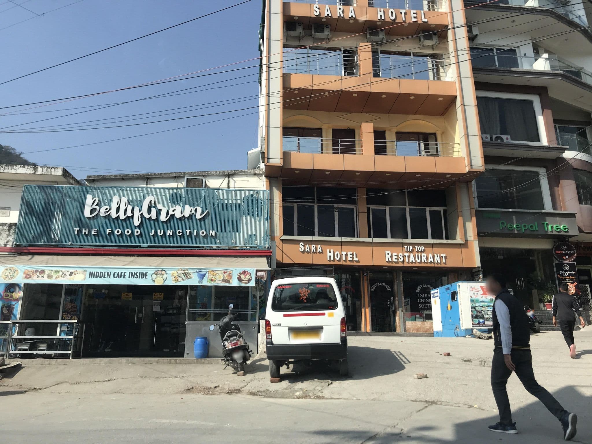 Street view near Gayatri resort, Rishīkesh — © miguel_andrade (CC BY-SA · Mapillary)