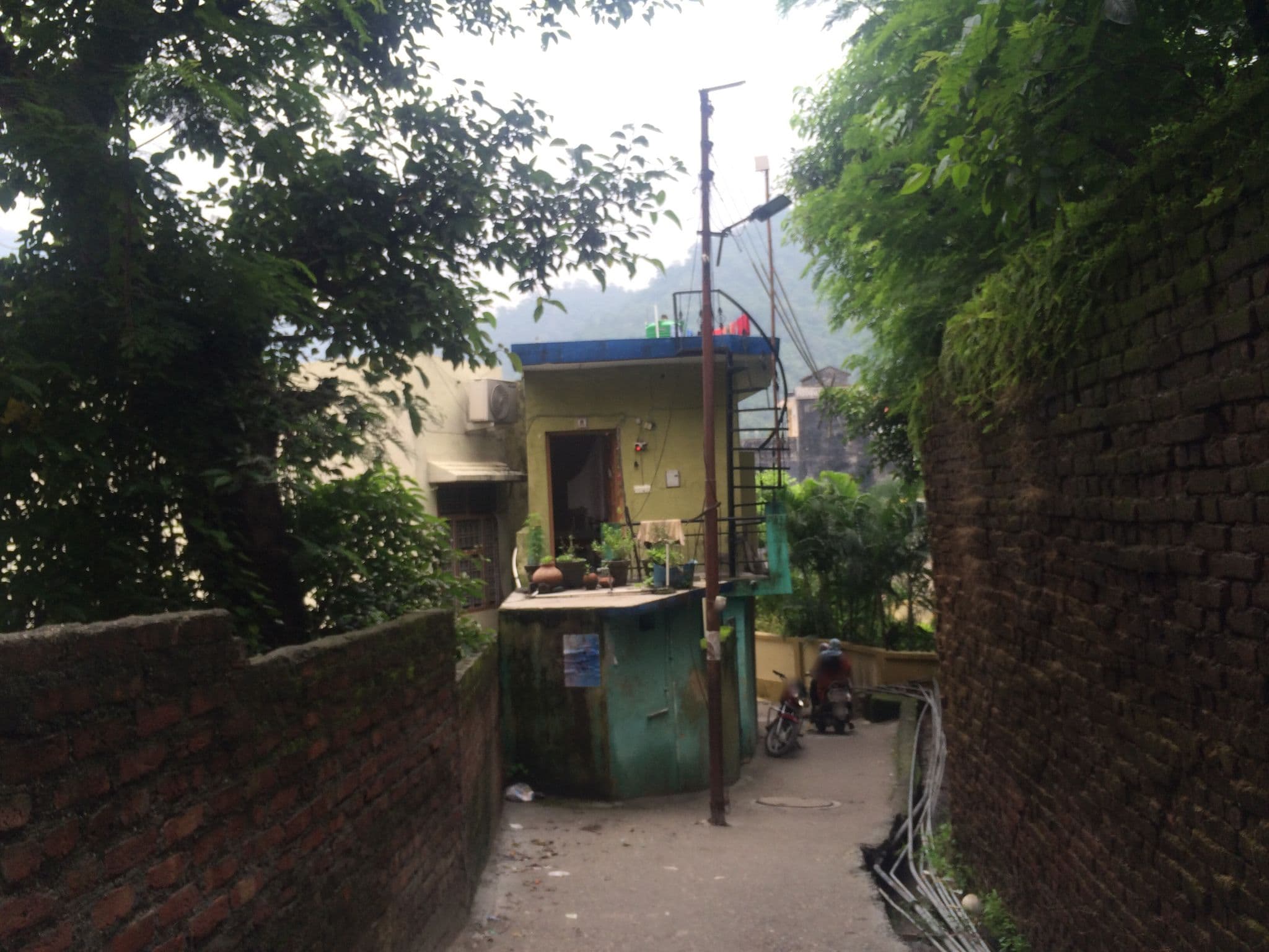 Street view near Hotel The Holiday Home, Rishīkesh — © shailajashah (CC BY-SA · Mapillary)