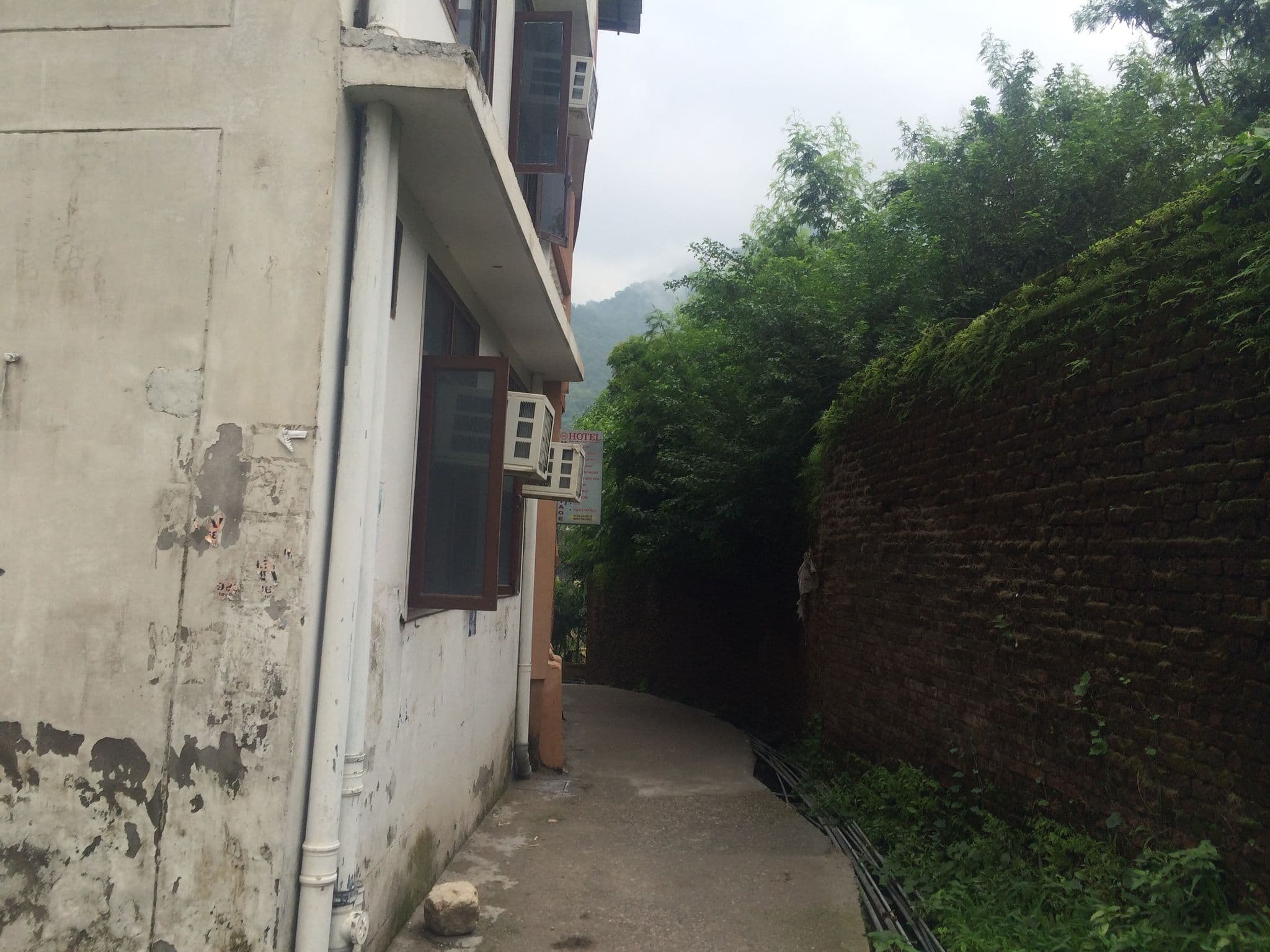 Street view near Deshraj Guest House, Rishīkesh — © shailajashah (CC BY-SA · Mapillary)
