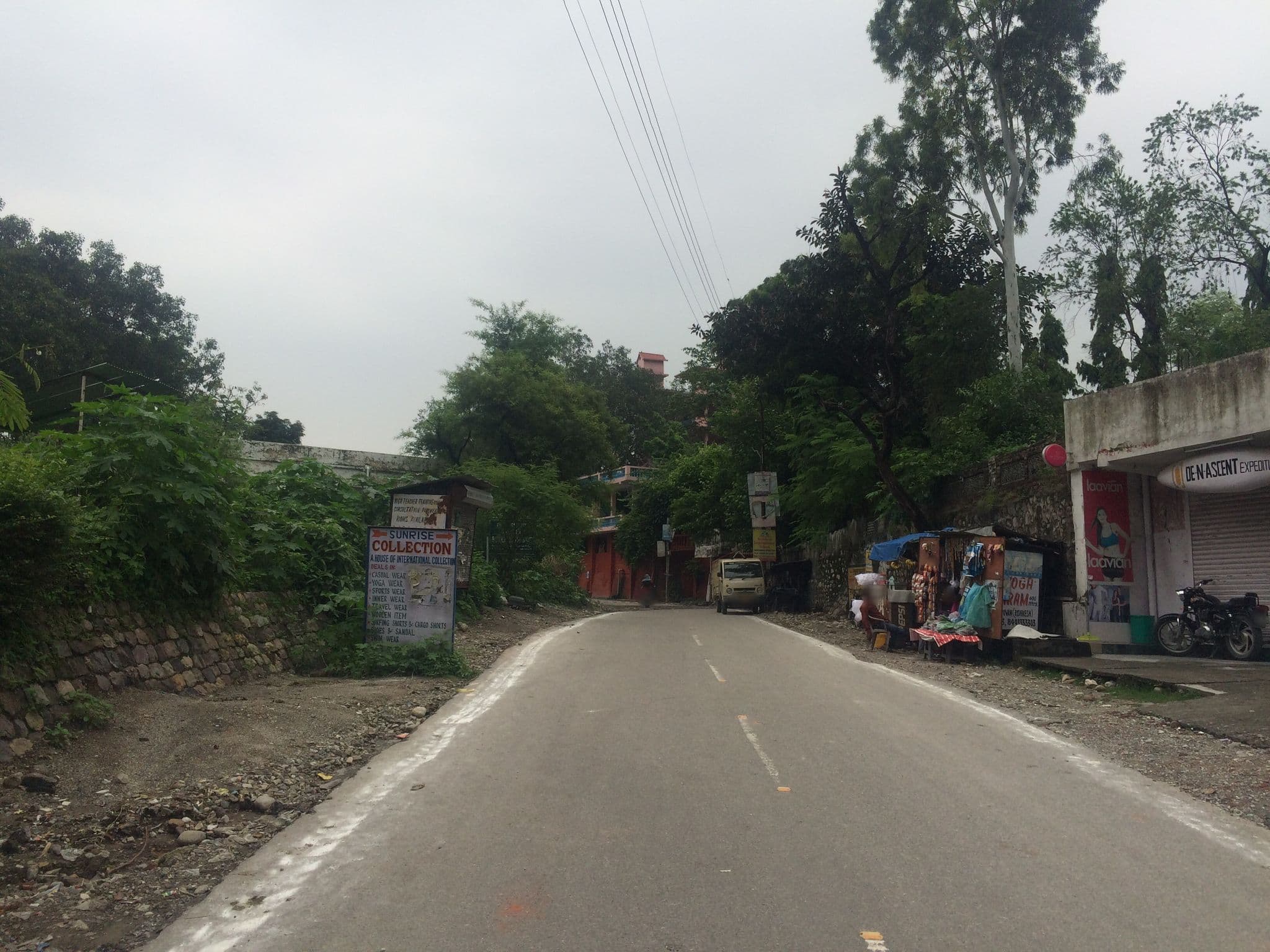 Street view near OYO 8905 Hotel Tapastali, Rishīkesh — © shailajashah (CC BY-SA · Mapillary)