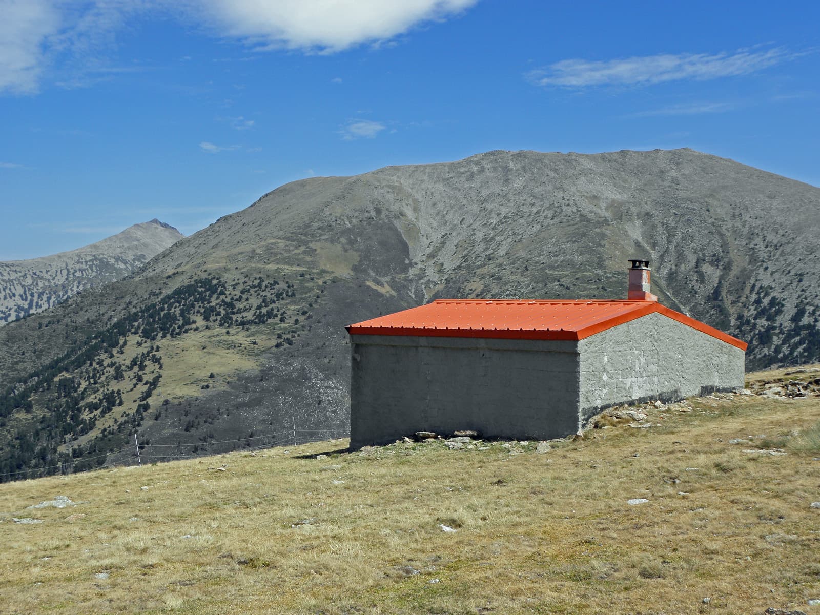 Refuge de Pla Guillem (via Wikimedia Commons, CC BY-SA 3.0)