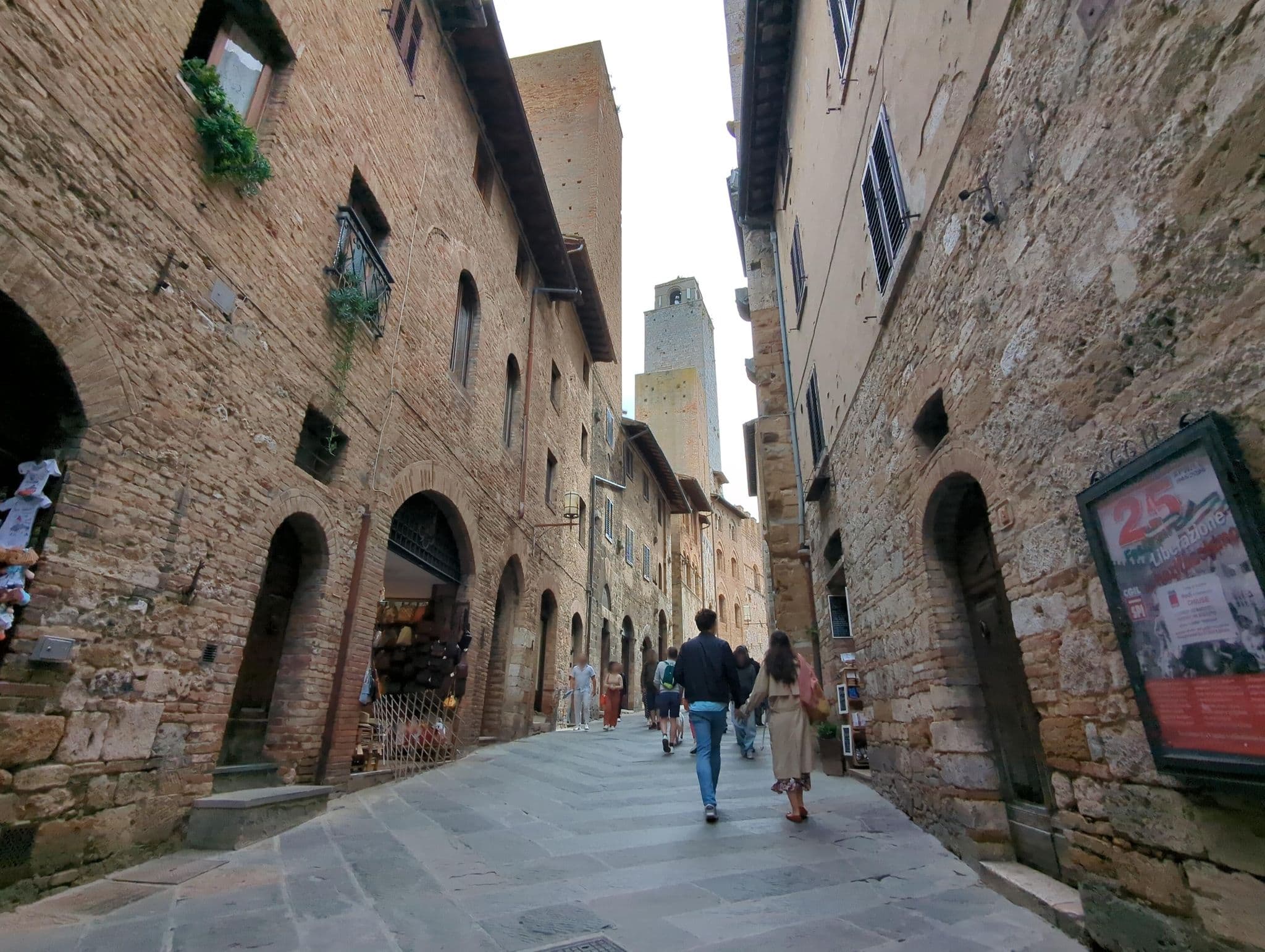 Street view near La Torre Useppi, San Gimignano — © ente (CC BY-SA · Mapillary)