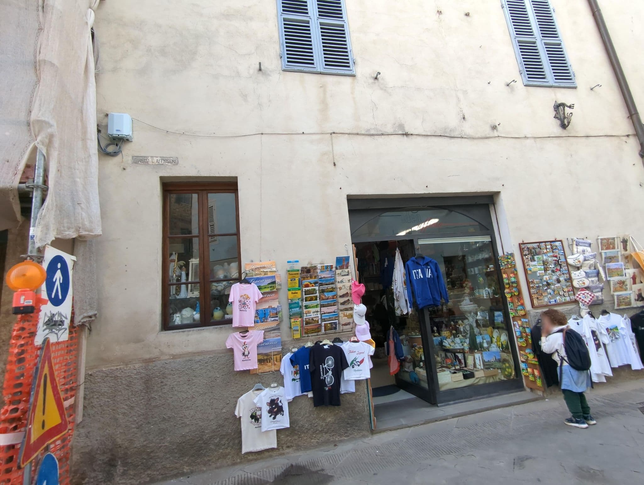 Street view near Le Camere di Bacco, Montalcino — © ente (CC BY-SA · Mapillary)