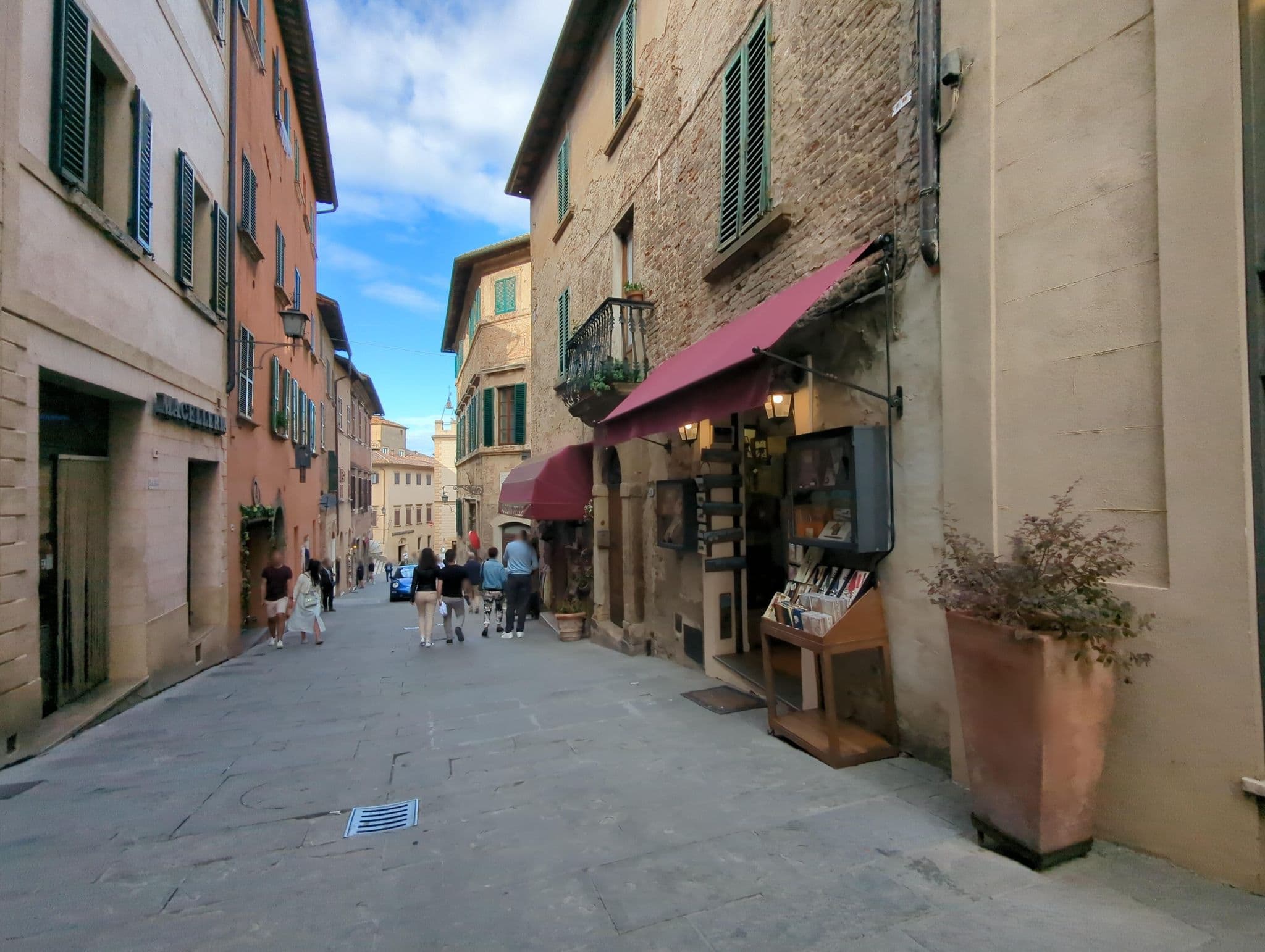 Street view near La casina di Pulcinella, Montepulciano — © ente (CC BY-SA · Mapillary)
