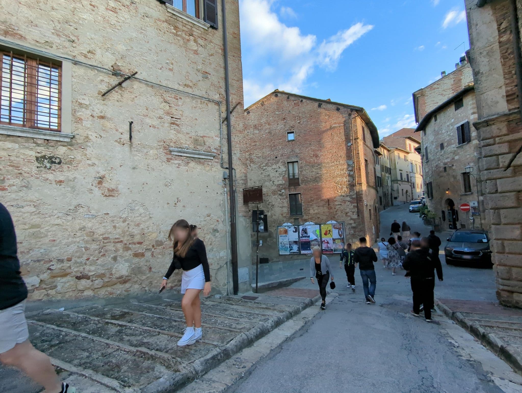 Street view near Palazzo Ravizza, Montepulciano — © ente (CC BY-SA · Mapillary)