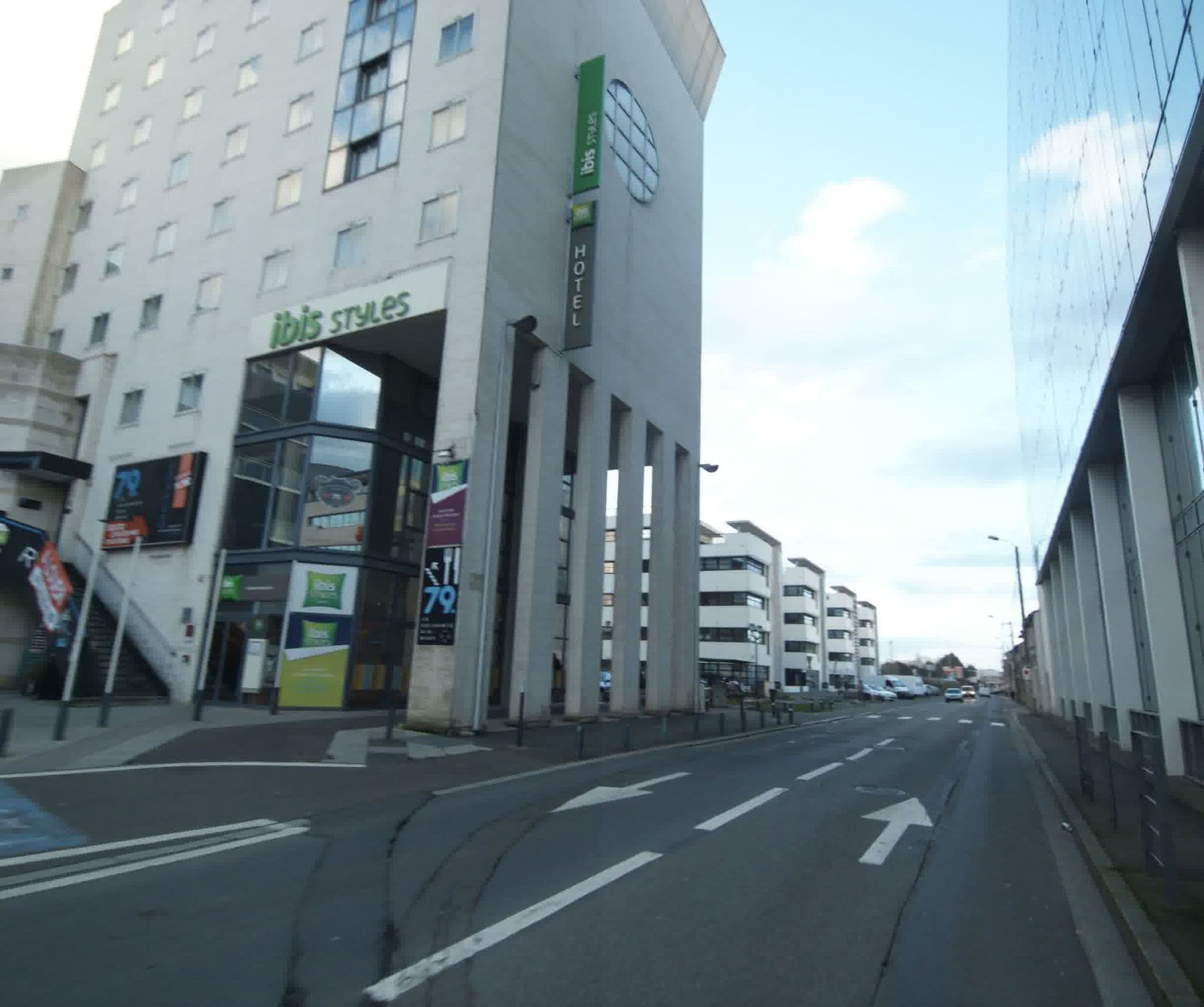 Street view near Ibis Hôtel Le Mans gare Sud, Le Mans — © sogefi (CC BY-SA · Mapillary)
