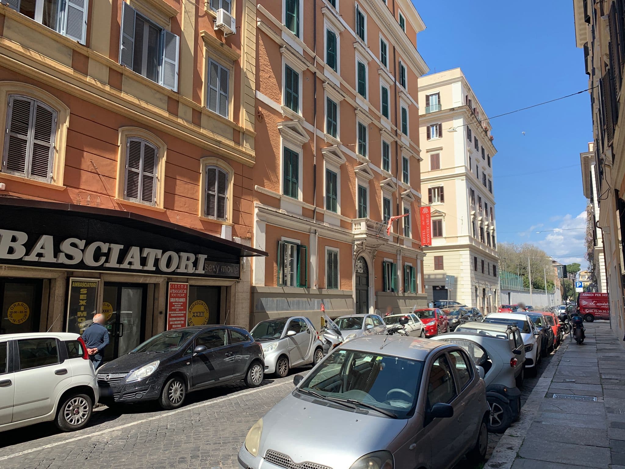 Street view near Bon Ton Suite, Castro Pretorio — © tordans (CC BY-SA · Mapillary)