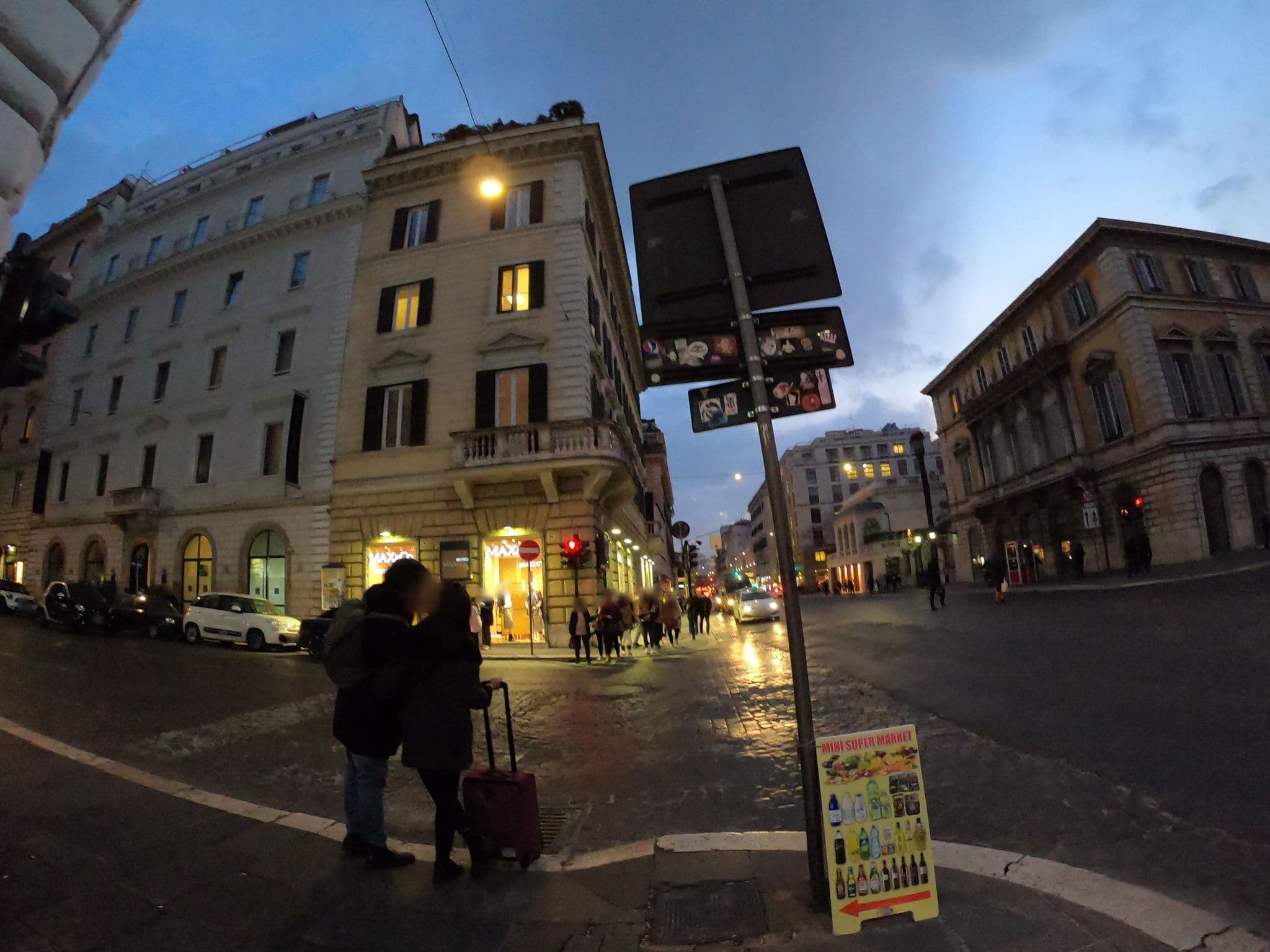 Street view near brekfast time in Rome, Pigna — © richlv (CC BY-SA · Mapillary)