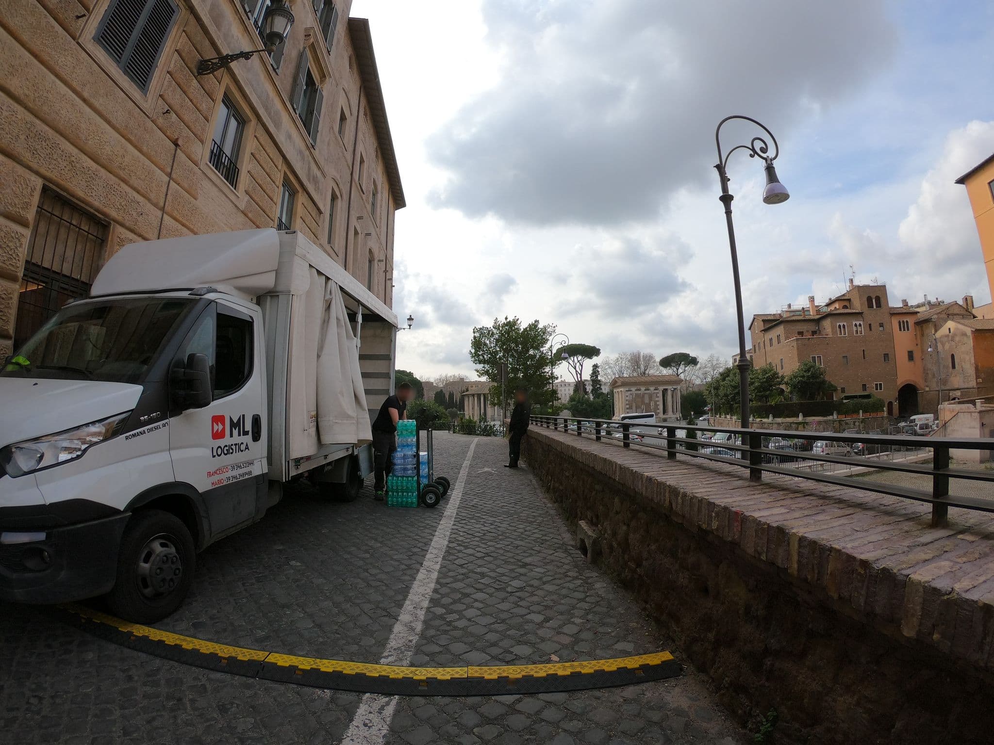 Street view near rhinoceros Roma, Pigna — © richlv (CC BY-SA · Mapillary)