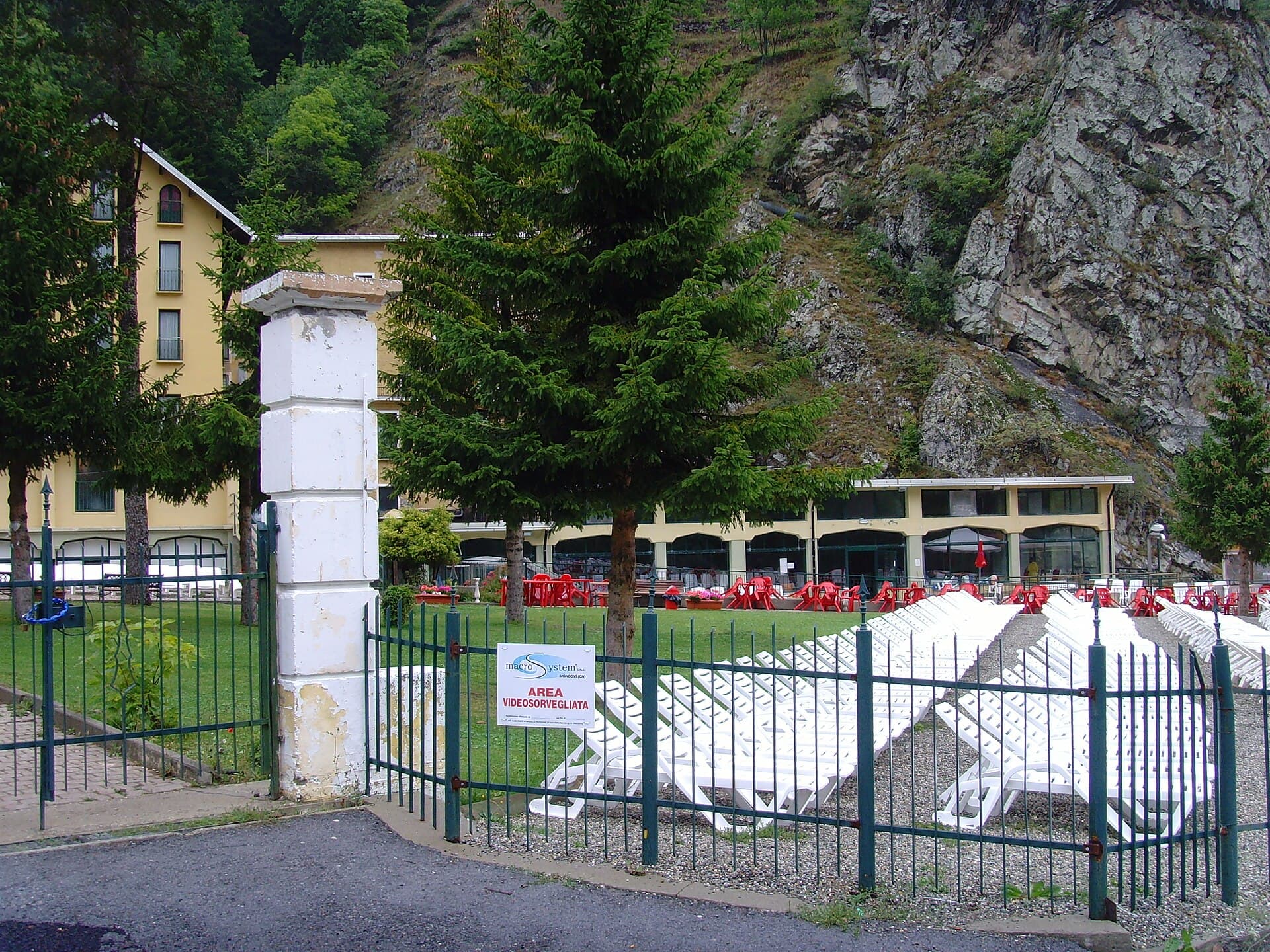 Terme di Vinadio (via Wikimedia Commons, CC BY-SA 2.0)