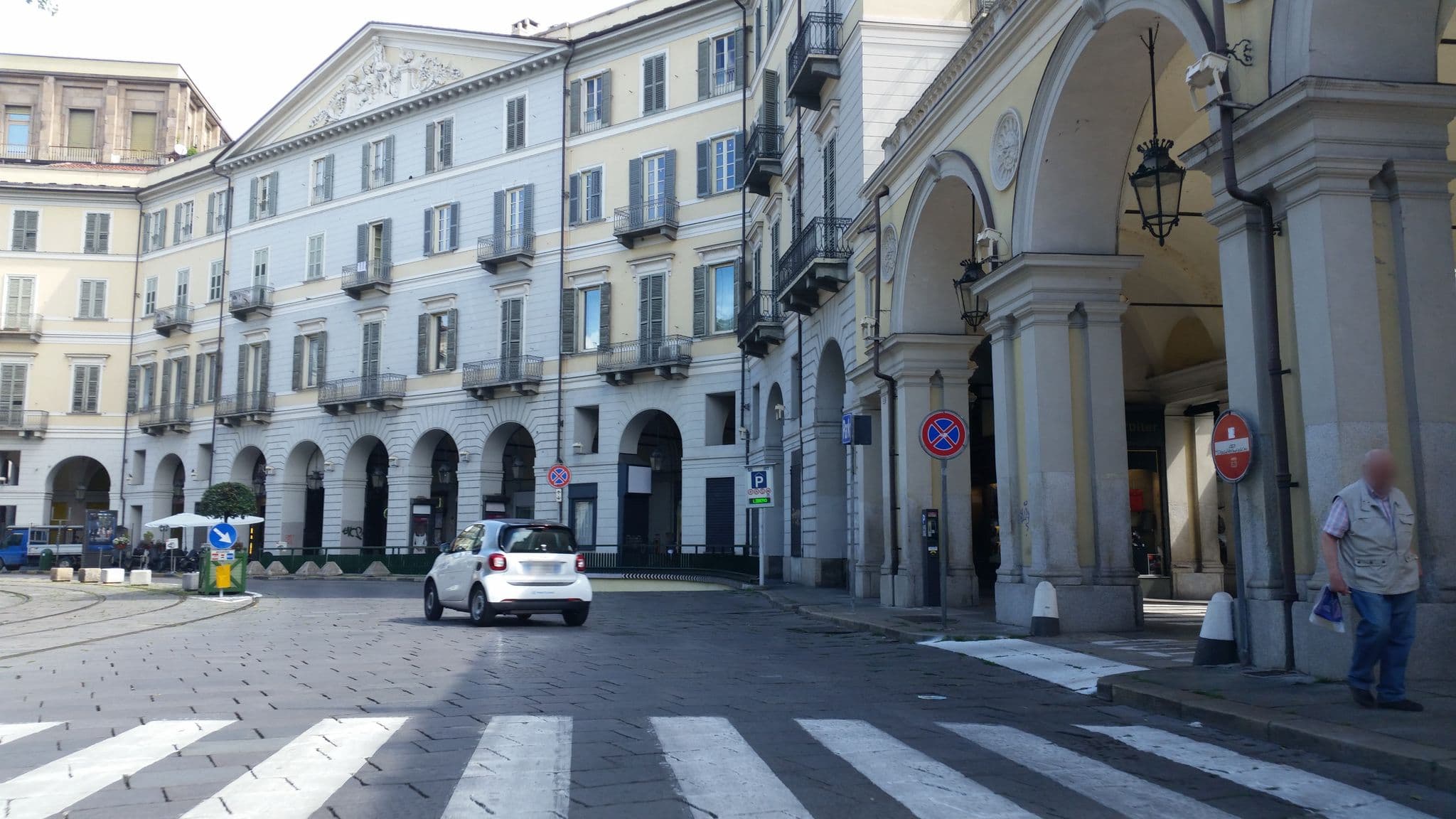 Street view near Albergo Carlo Felice, Circoiscrizione I — © it_s_so_funny (CC BY-SA · Mapillary)