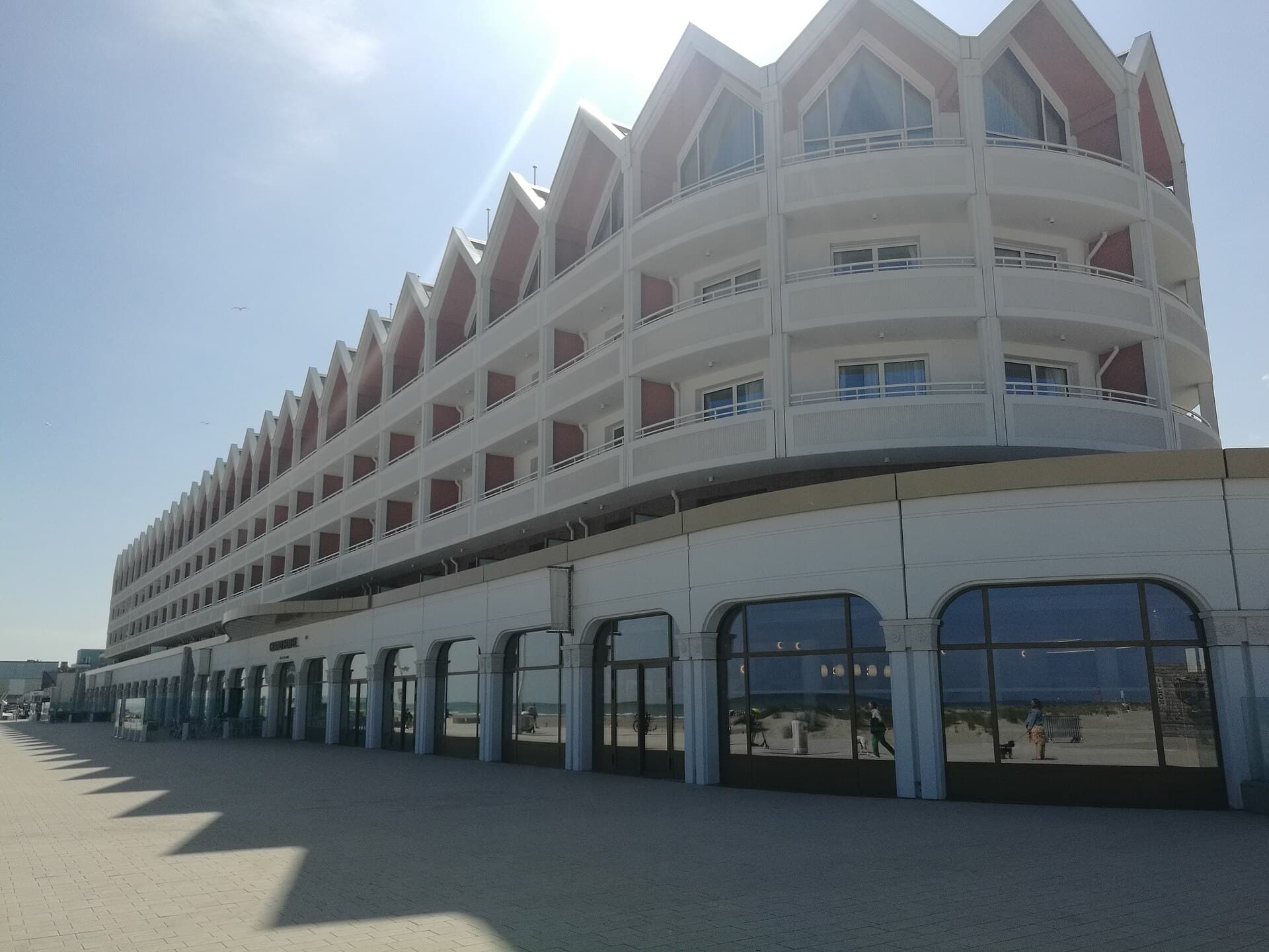 Radisson Blu Grand Hôtel & Spa Malo-les-Bains (via Wikimedia Commons, CC BY-SA 4.0)