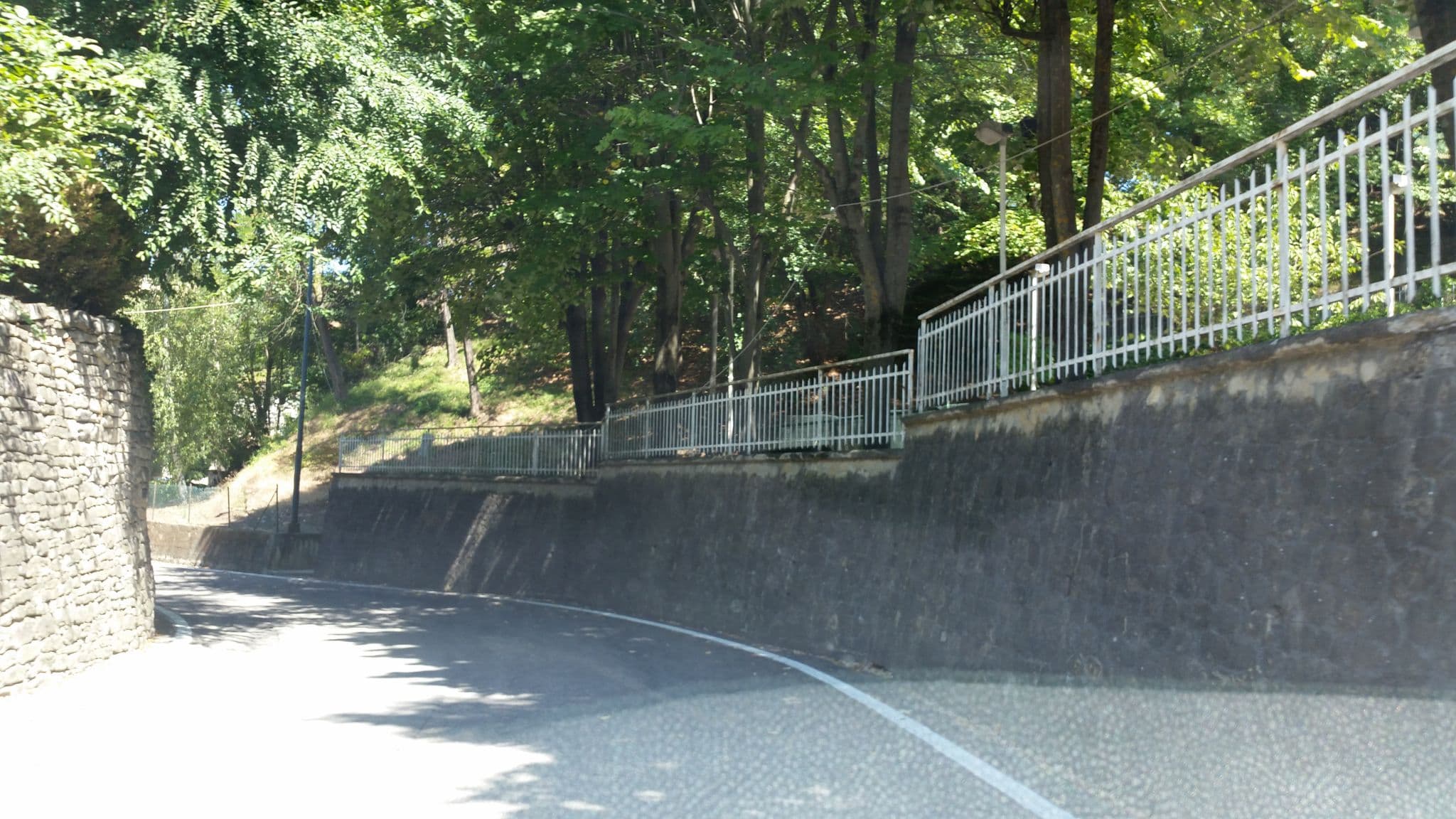 Street view near Castello Di Sinio, Monforte d'Alba — © it_s_so_funny (CC BY-SA · Mapillary)