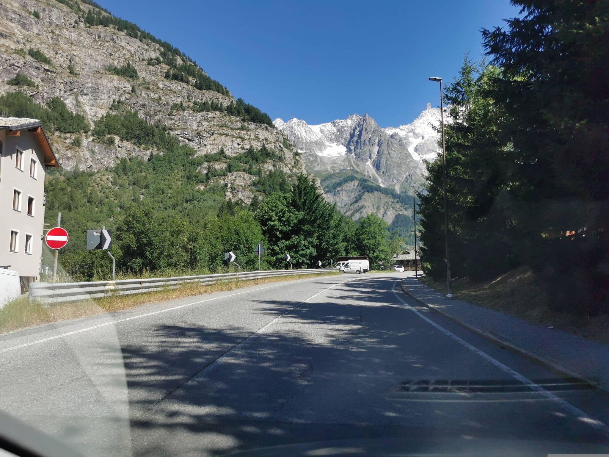 Street view near Hotel Svizzero, Courmayeur — © canfe (CC BY-SA · Mapillary)
