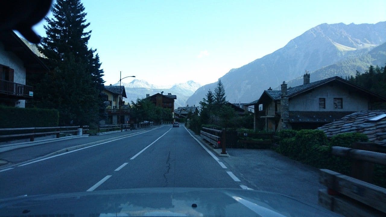 Street view near Rifugio Bertone, Courmayeur — © voschix (CC BY-SA · Mapillary)