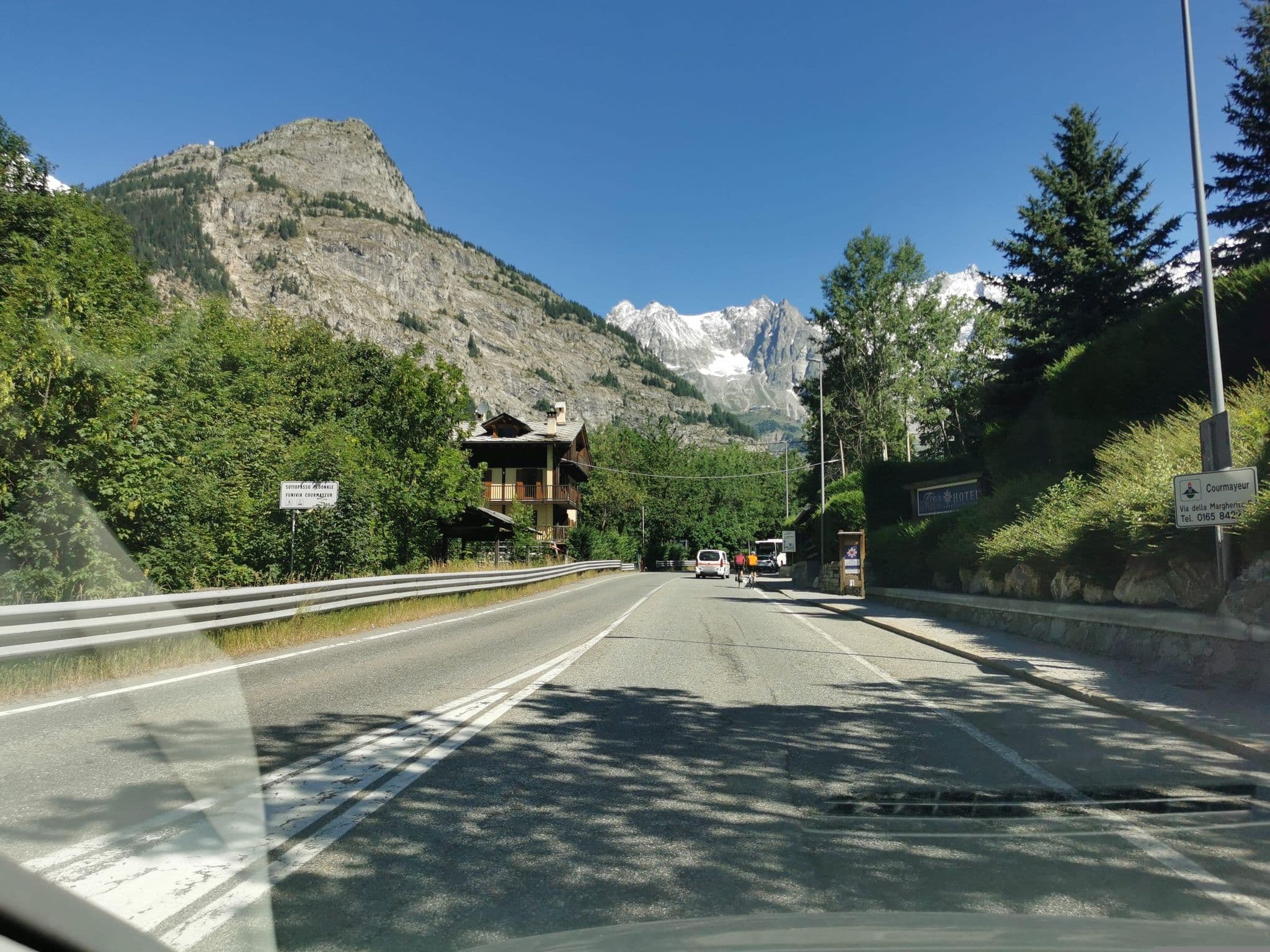 Street view near Chalet Lo Triolet, Courmayeur — © canfe (CC BY-SA · Mapillary)