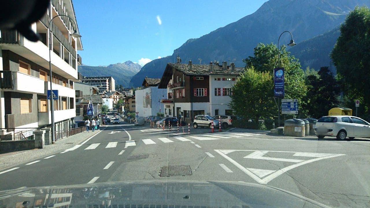 Street view near Dortoir Alessio Allegri - Baita la Suche, Courmayeur — © voschix (CC BY-SA · Mapillary)