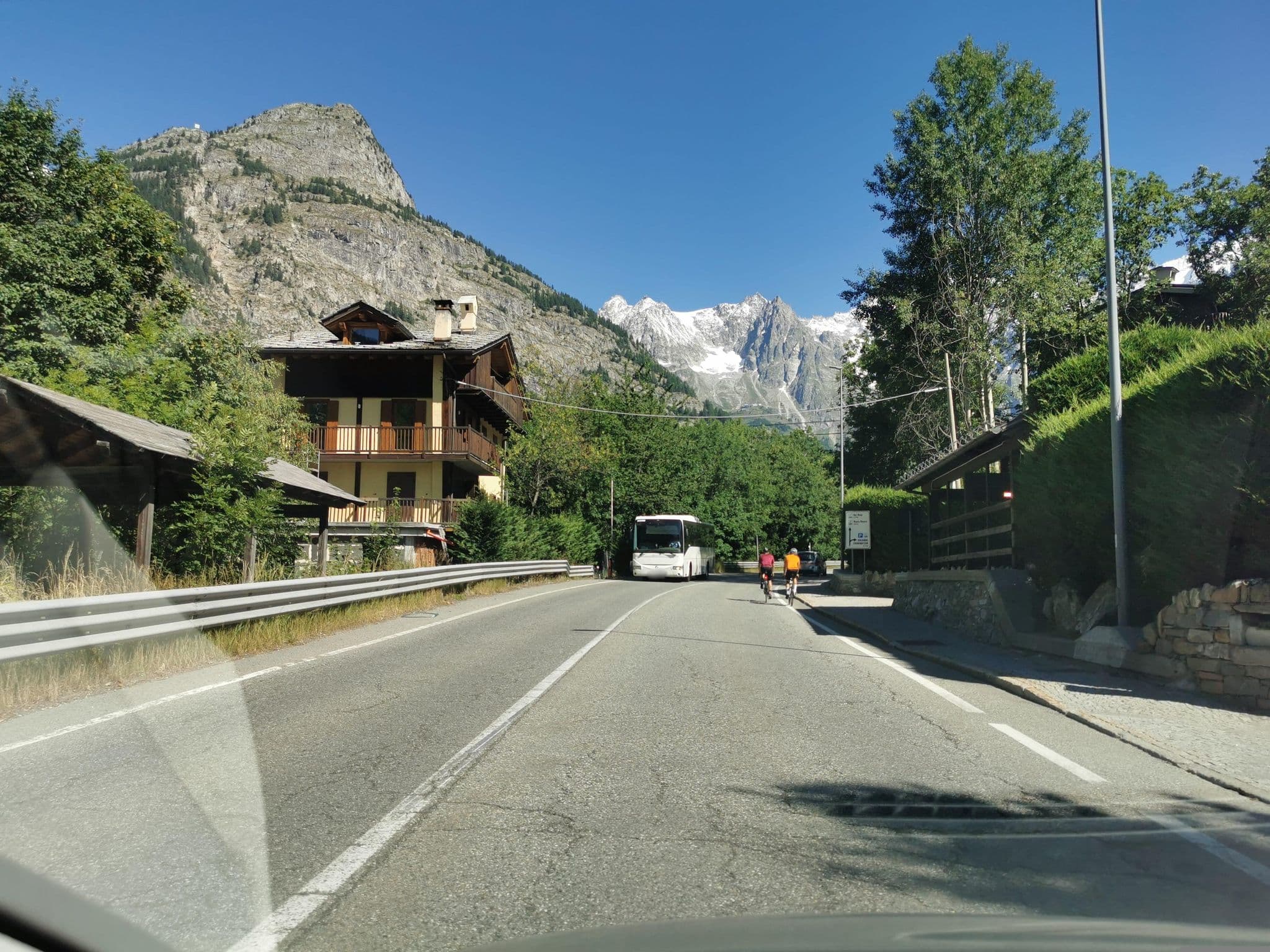 Street view near Shalet, Courmayeur — © canfe (CC BY-SA · Mapillary)