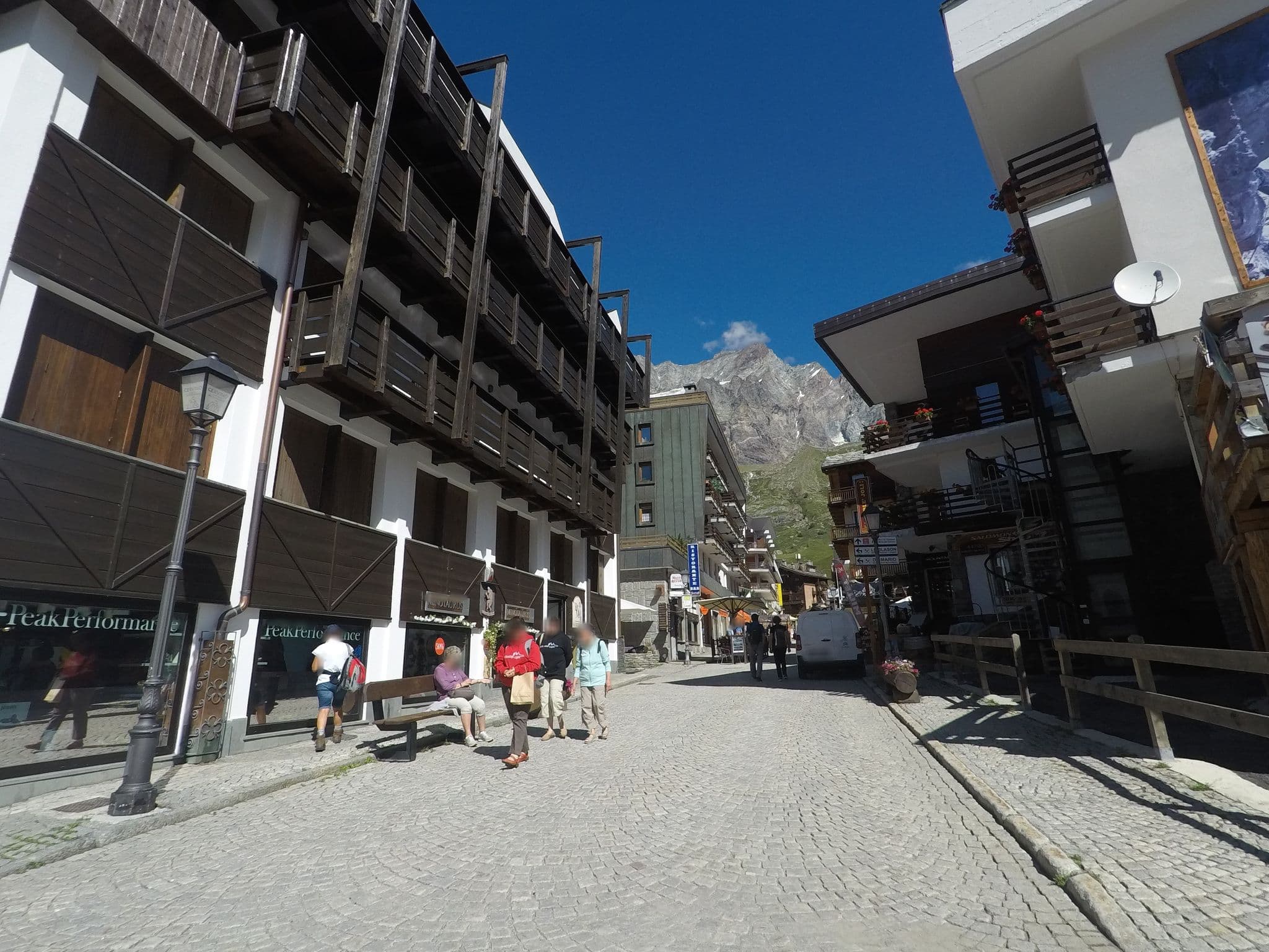 Street view near Albergo Grivola Ristorante Le Vieux Grenier, Valtournenche — © bcostacurta (CC BY-SA · Mapillary)
