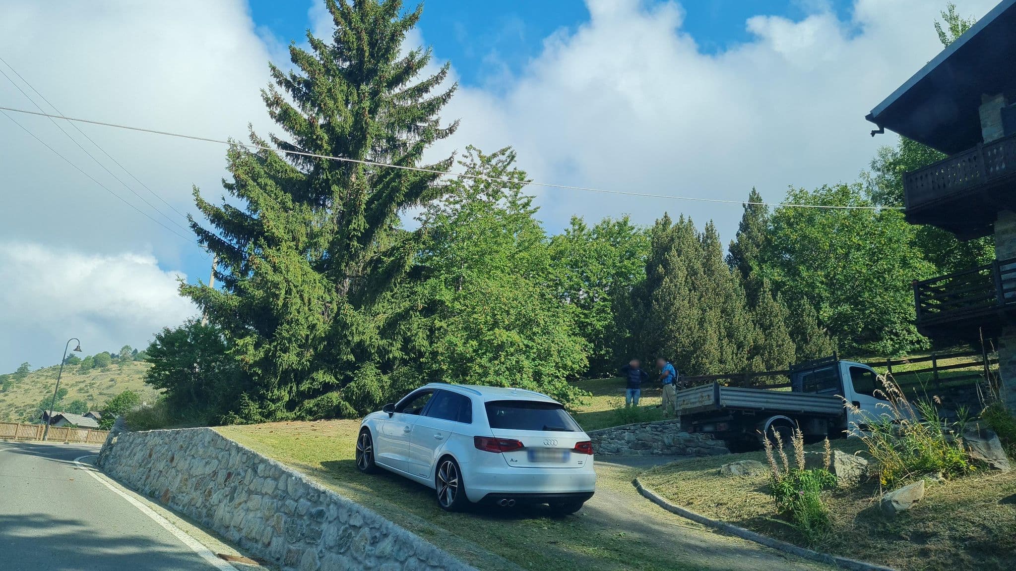 Street view near Albergo Residence Lo Scoiattolo, Ayas — © laniuscollurio (CC BY-SA · Mapillary)