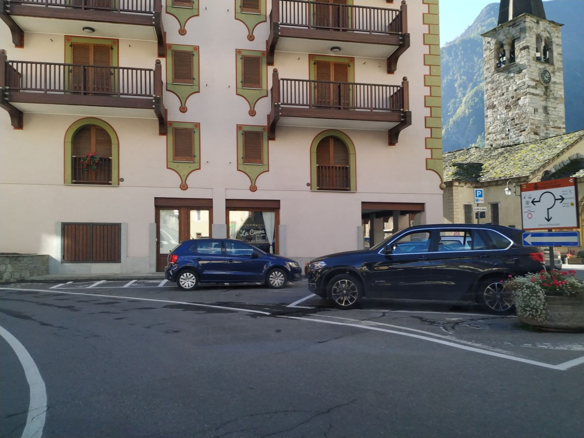 Street view near Cristallo Hotel Alagna Valsesia, Ayas — © mikki65 (CC BY-SA · Mapillary)