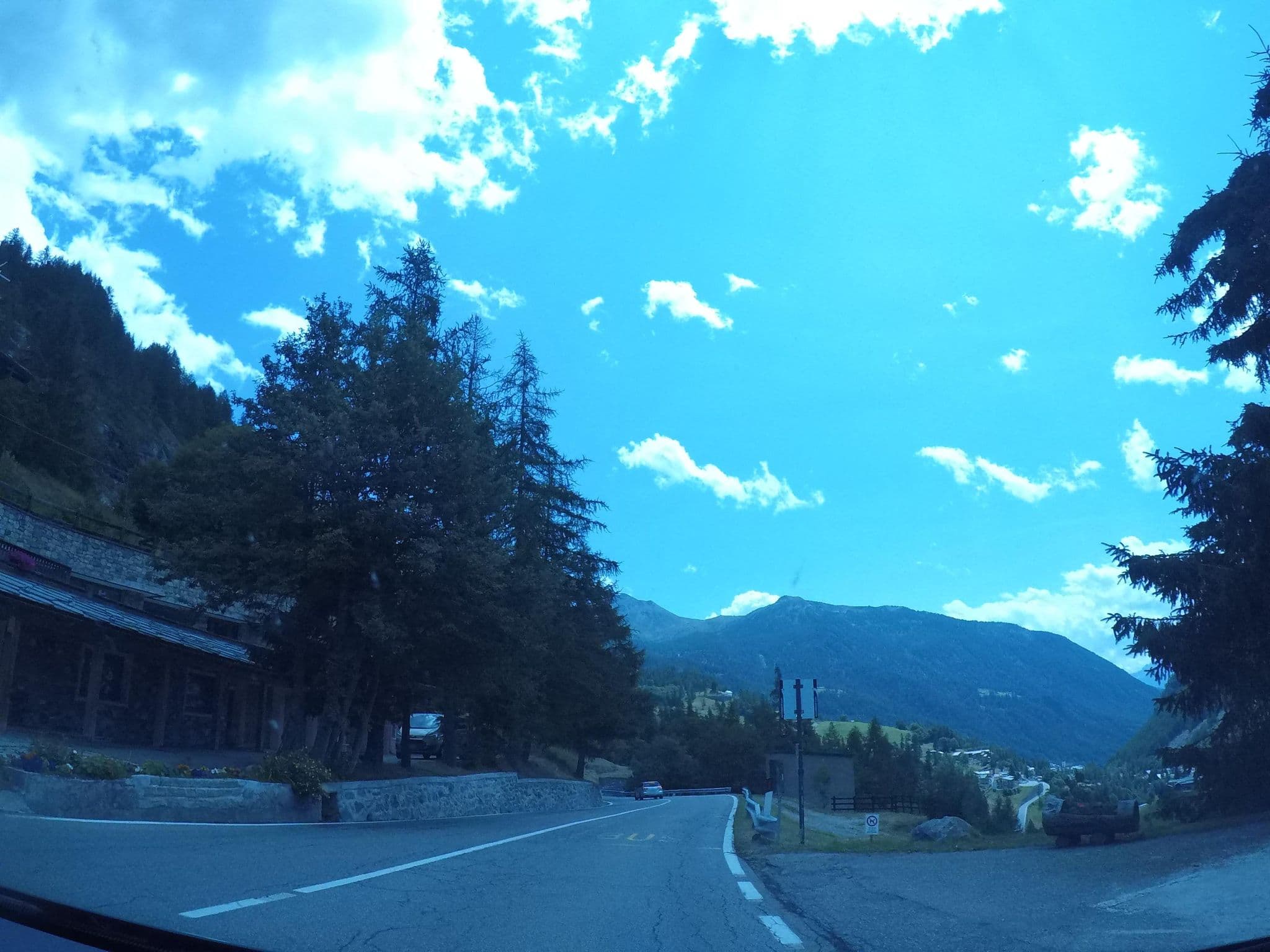 Street view near Hotel Les Rochers S. A. S. di Vallet Barbara e C., Valtournenche — © bcostacurta (CC BY-SA · Mapillary)
