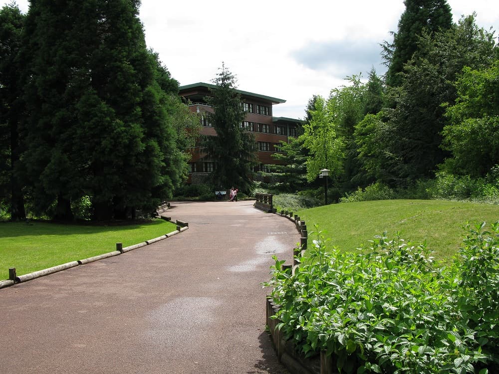 Disney Sequoia Lodge® (via Wikimedia Commons, CC BY-SA 3.0)