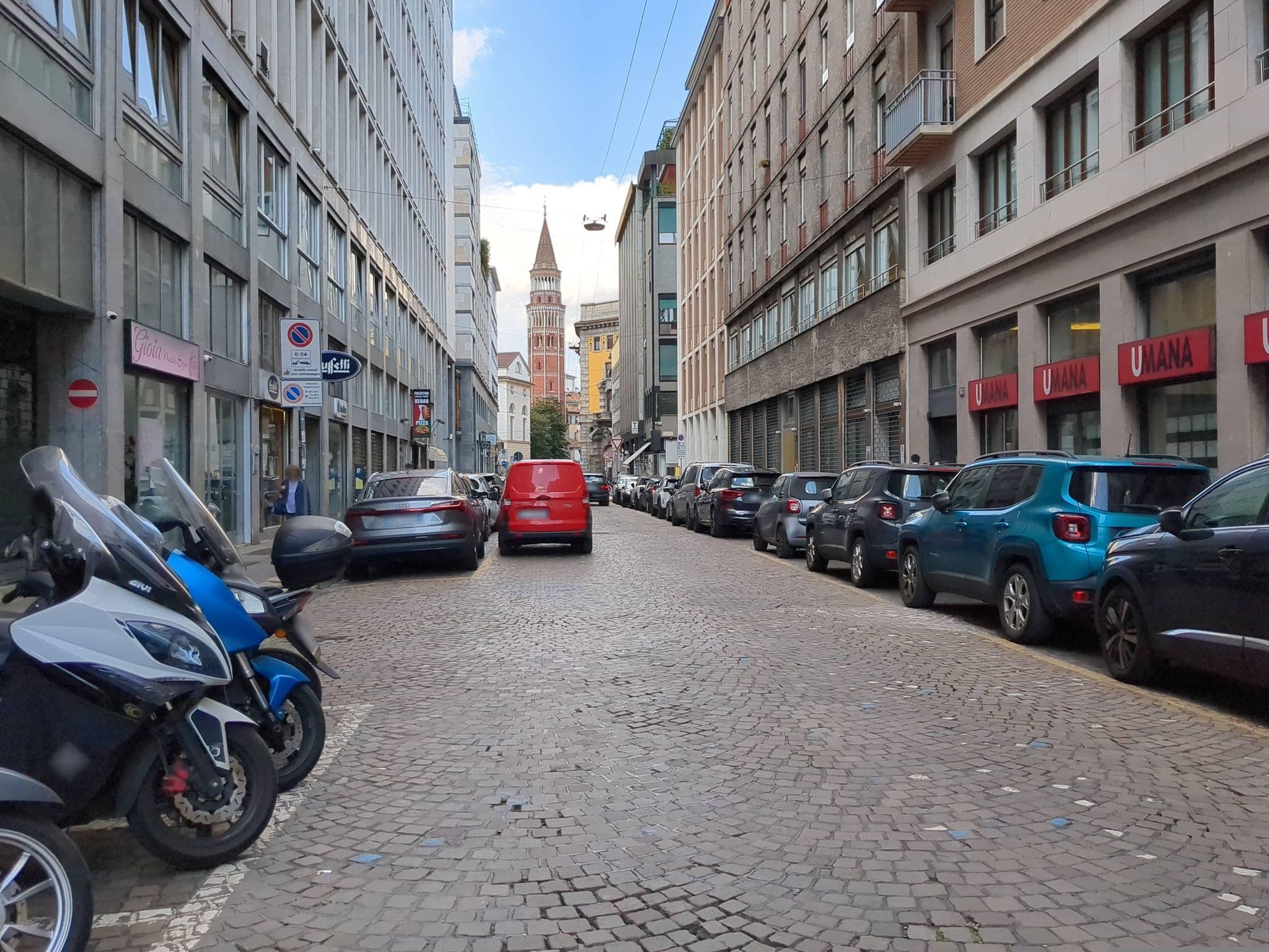 Street view near Luxury Duomo Rooms, Milan — © jacopofar (CC BY-SA · Mapillary)