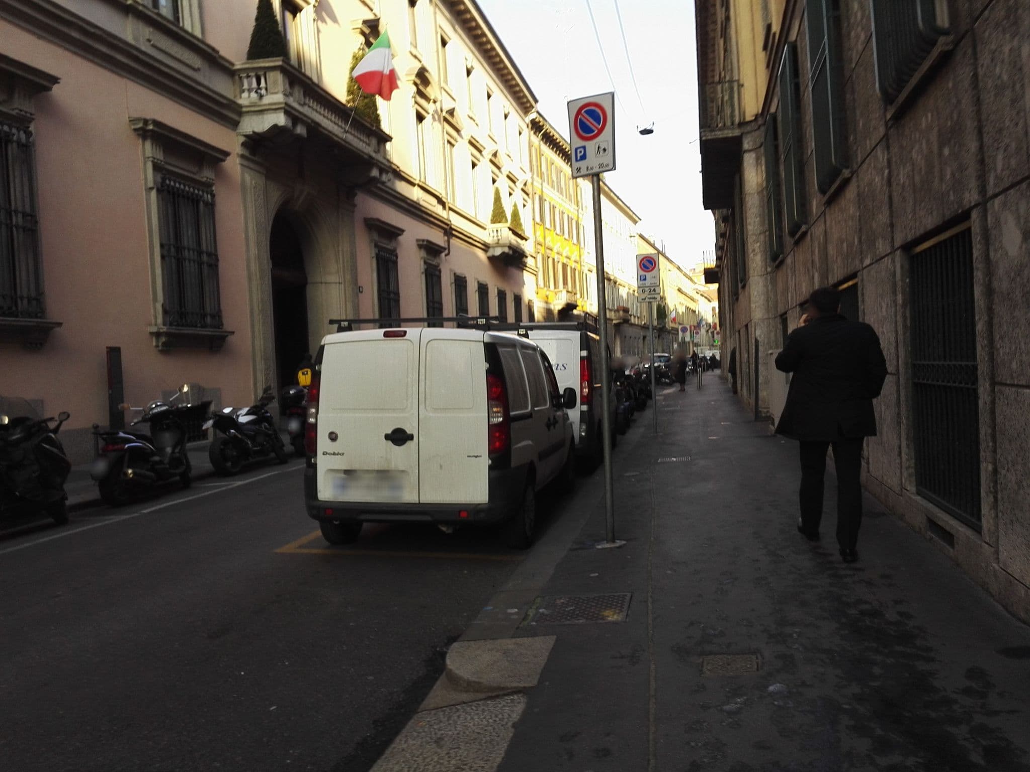 Street view near Casa Ranieri-Tenti, Brera — © marcuscalabresus (CC BY-SA · Mapillary)