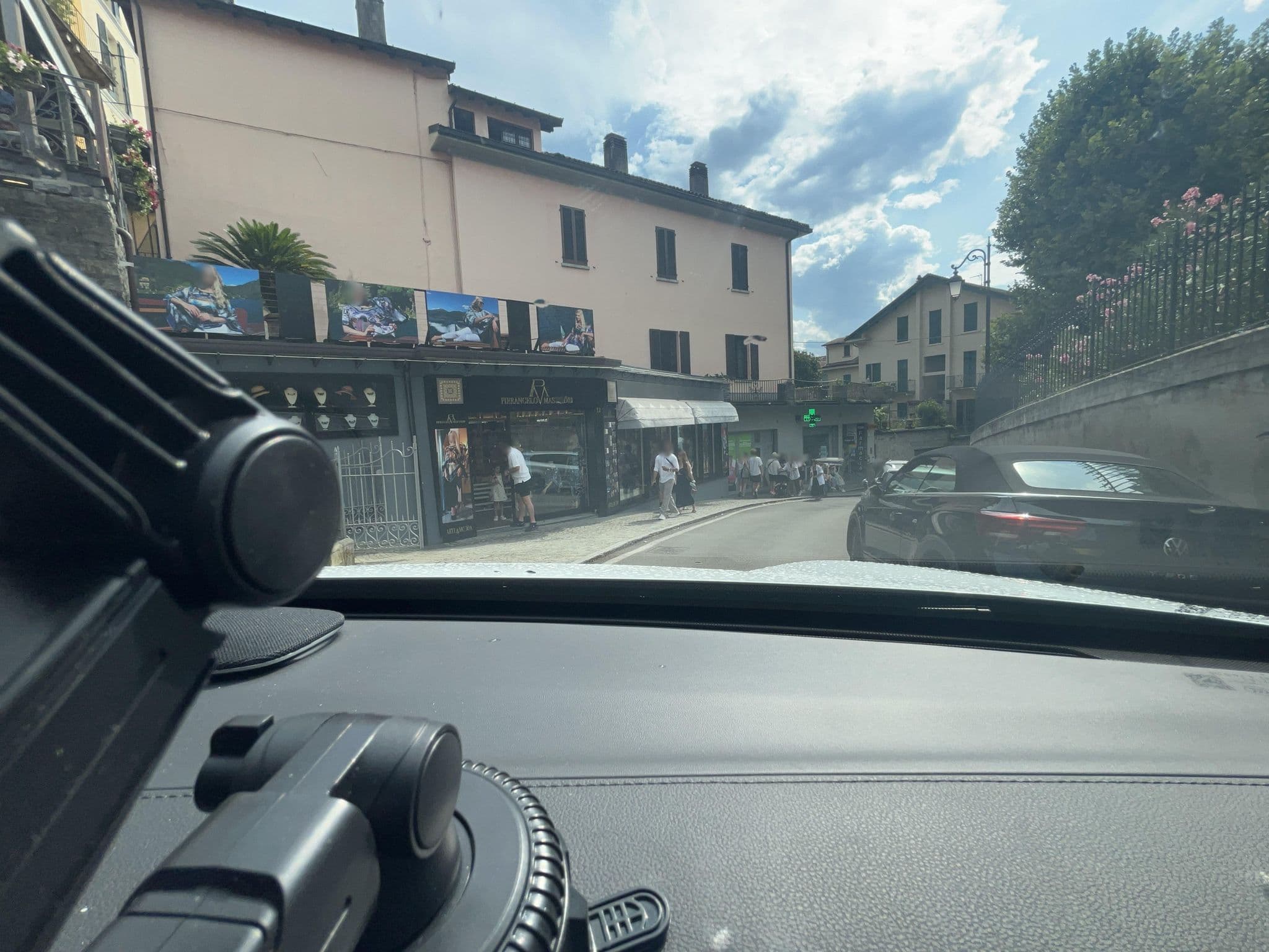 Street view near Look out & Dream, Bellagio — © lin_wang (CC BY-SA · Mapillary)