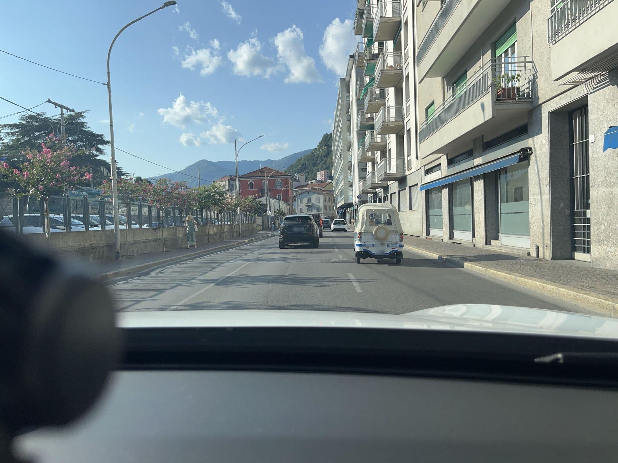 Street view near Snug Nest, Como — © lin_wang (CC BY-SA · Mapillary)