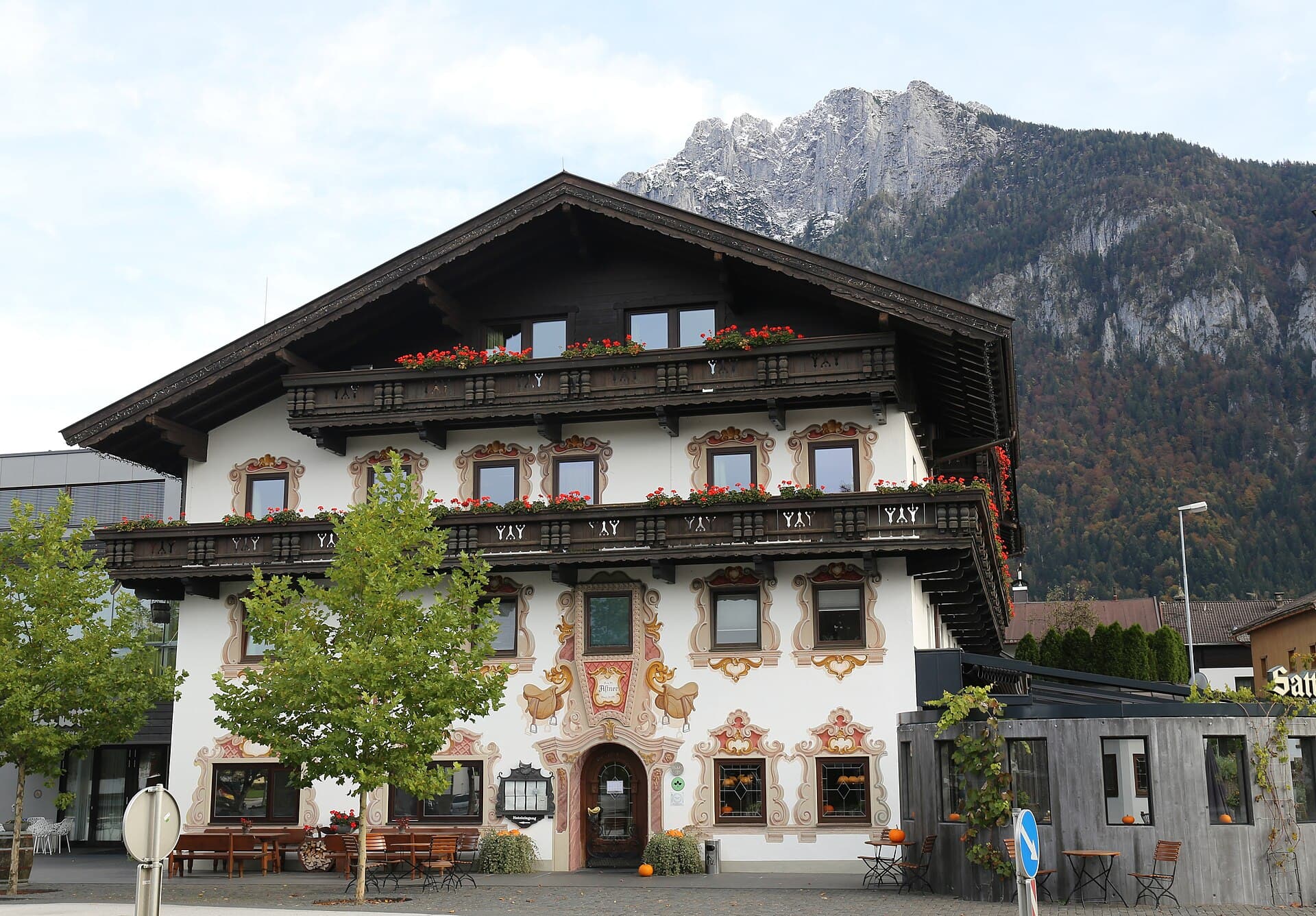 Hotel Sattlerwirt (via Wikimedia Commons, CC BY-SA 3.0)